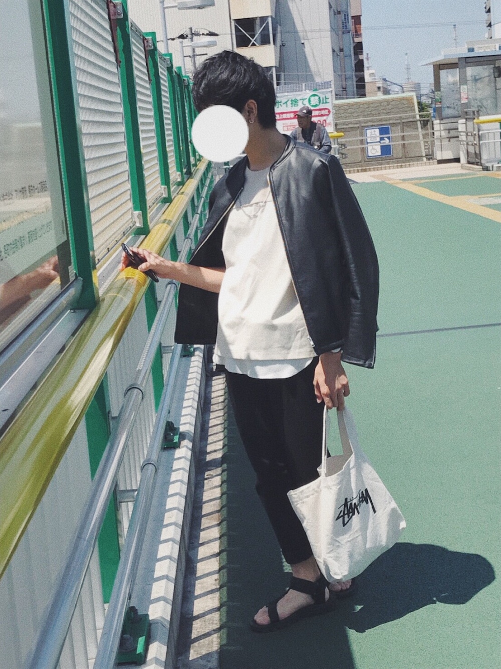 「シンプルコーデ、休日スタイル、サンダル、ライダース、ハンドメイド、レイヤードスタイル」｜「STUDIOUSのアイテム（Tシャツ/カットソー、ベージュ系）」を使った、たつ/tatsuさん（メンズ・170cm）の夏コーディネートの1枚目の写真