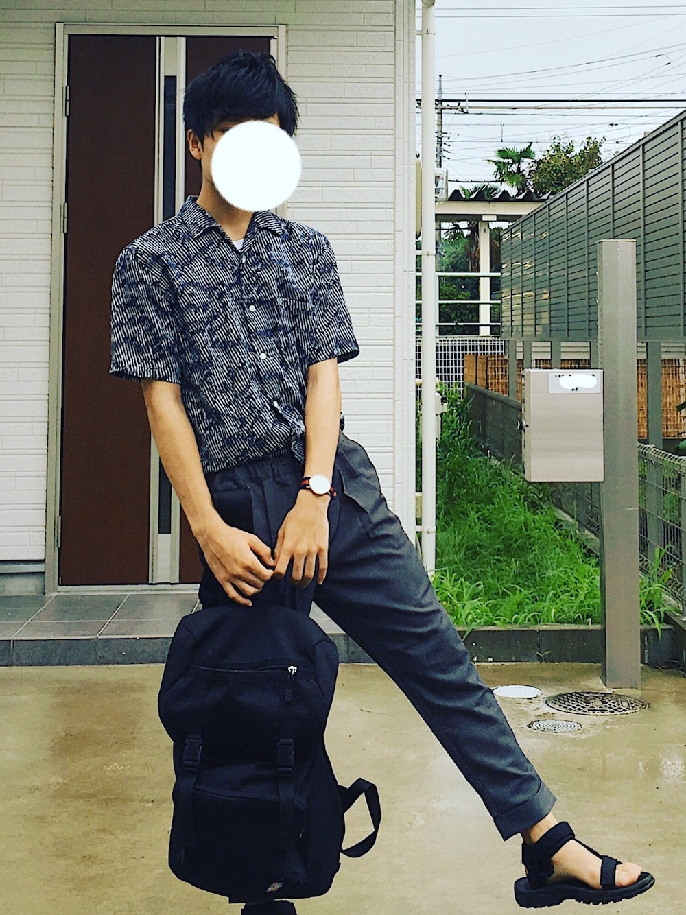 「シンプルコーデ、おしゃれさんと繋がりたい、モノトーンコーデ、UNIQLO、高校生、柄シャツ、タックイン、スラックス、サンダル、オープンカラーシャツ」｜「UNIQLO Uのアイテム（シャツ/ブラウス、ブラック系）」を使った、たつ/tatsuさん（メンズ・170cm）の夏コーディネートの1枚目の写真