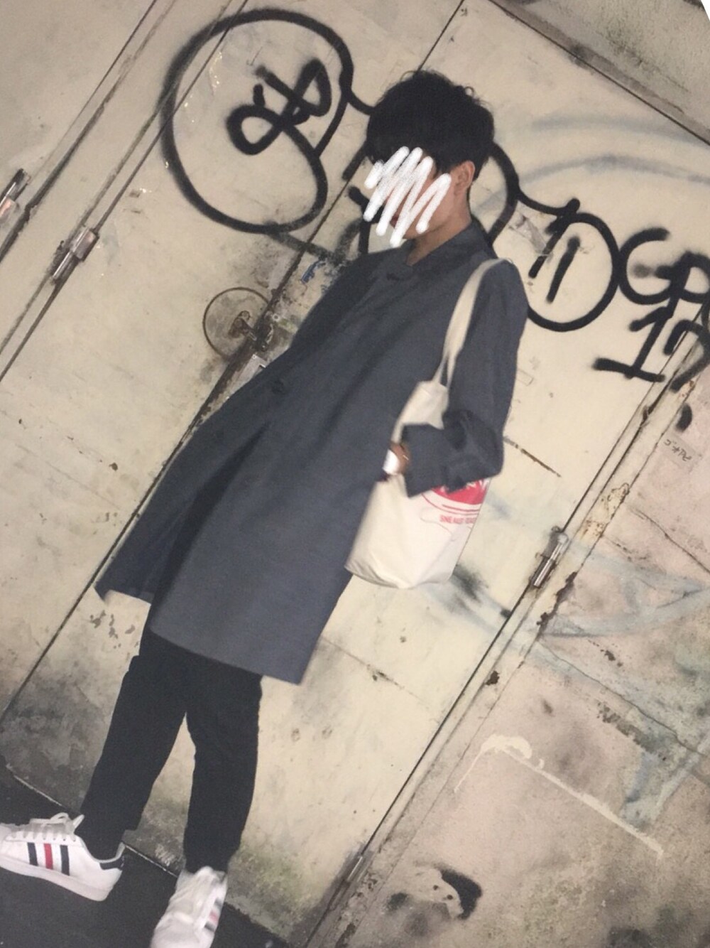 「秋のコーデ、シンプル、休日スタイル、ステンカラーコート、古着、古着MIX、下北沢、スーパースター、トートバッグ」｜「古着のアイテム（ステンカラーコート、グレー系）」を使った、たつ/tatsuさん（メンズ・170cm）の秋コーディネートの1枚目の写真