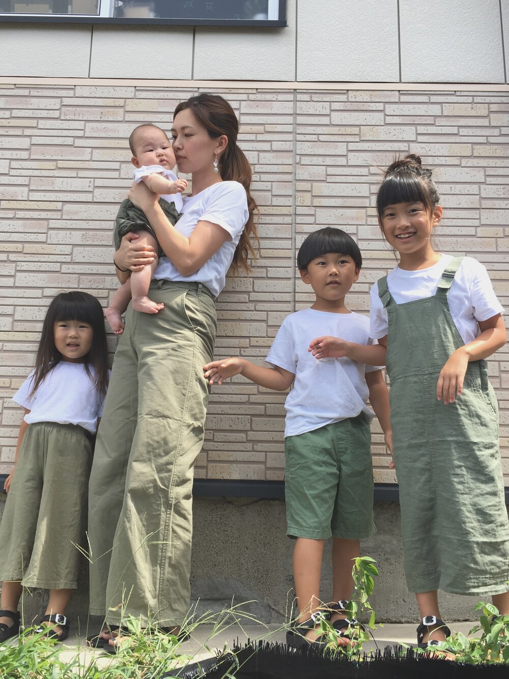 「親子コーデ、リンクコーデ、おそろいコーデ、プチプラ、ママコーデ、キッズコーデ、カーキ、ユニクロ」｜「SHIPSのHanes×SHIPS AUTHENTIC PRODUCTS(ヘインズ×シップス・オーセンティック・プロダクツ): "コンビ" 2パック/Tシャツ Japan Fit■（Tシャツ/カットソー、ホワイト系）」を使った、iiiricomiiiさん（レディース・160cm）の夏コーディネートの1枚目の写真