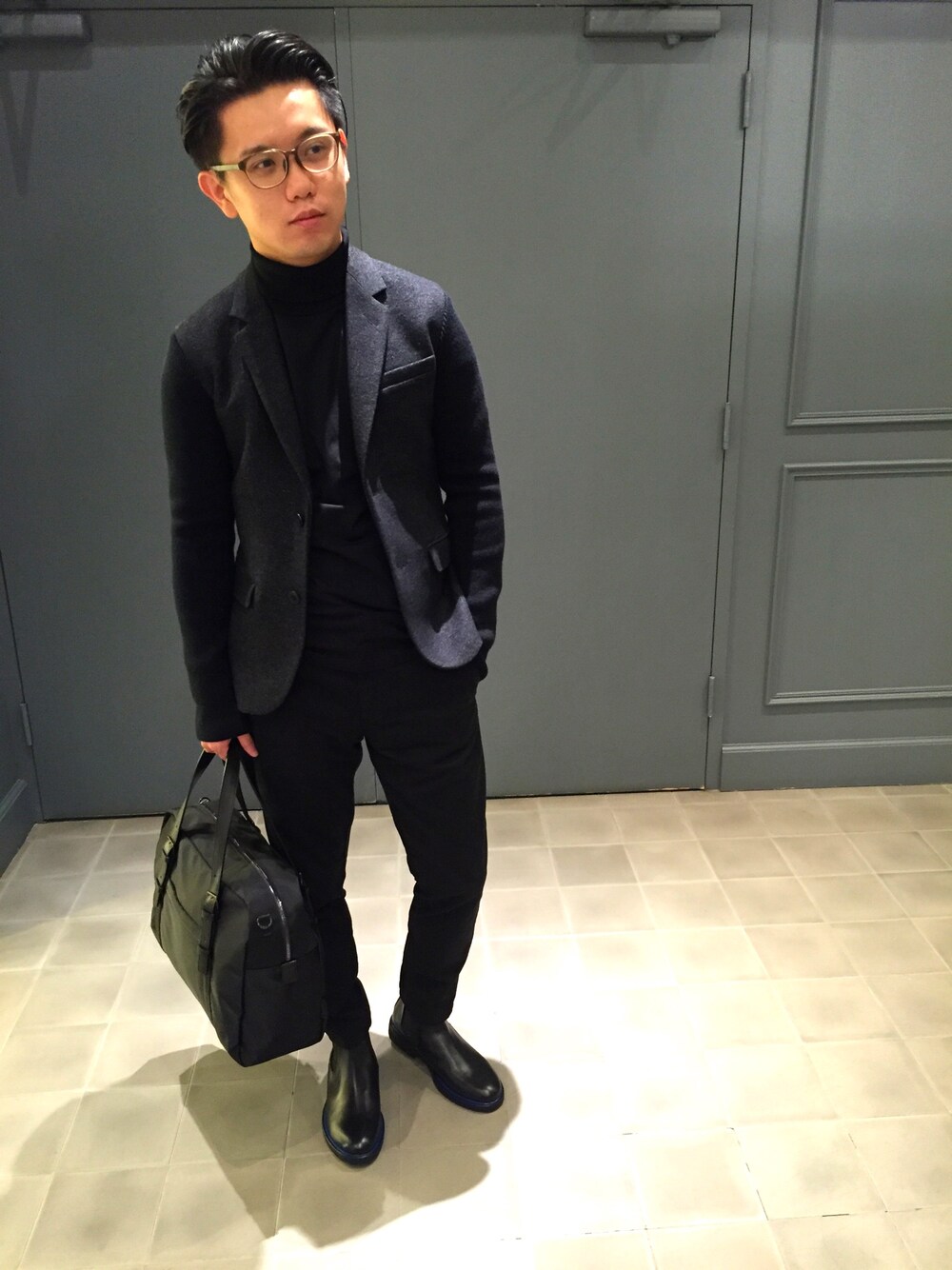 「agnes b、homme、逸品、正裝」｜「agnes b.のHH03-03（ビジネスバッグ、ブラック系）」を使った、謝靖得さん（メンズ・177cm）の冬コーディネートの1枚目の写真