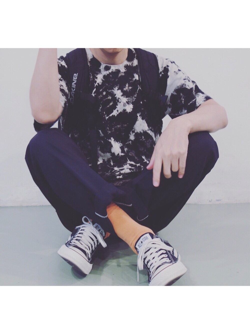 「メルカリ、古着、ユーズド、used、used mix、古着MIX、タイダイ柄、タイダイT、ディッキーズ(Dickies)、コンバース」｜「古着のアイテム（Tシャツ/カットソー、ブラック系）」を使った、Yotchさん（メンズ・170cm）の夏コーディネートの1枚目の写真