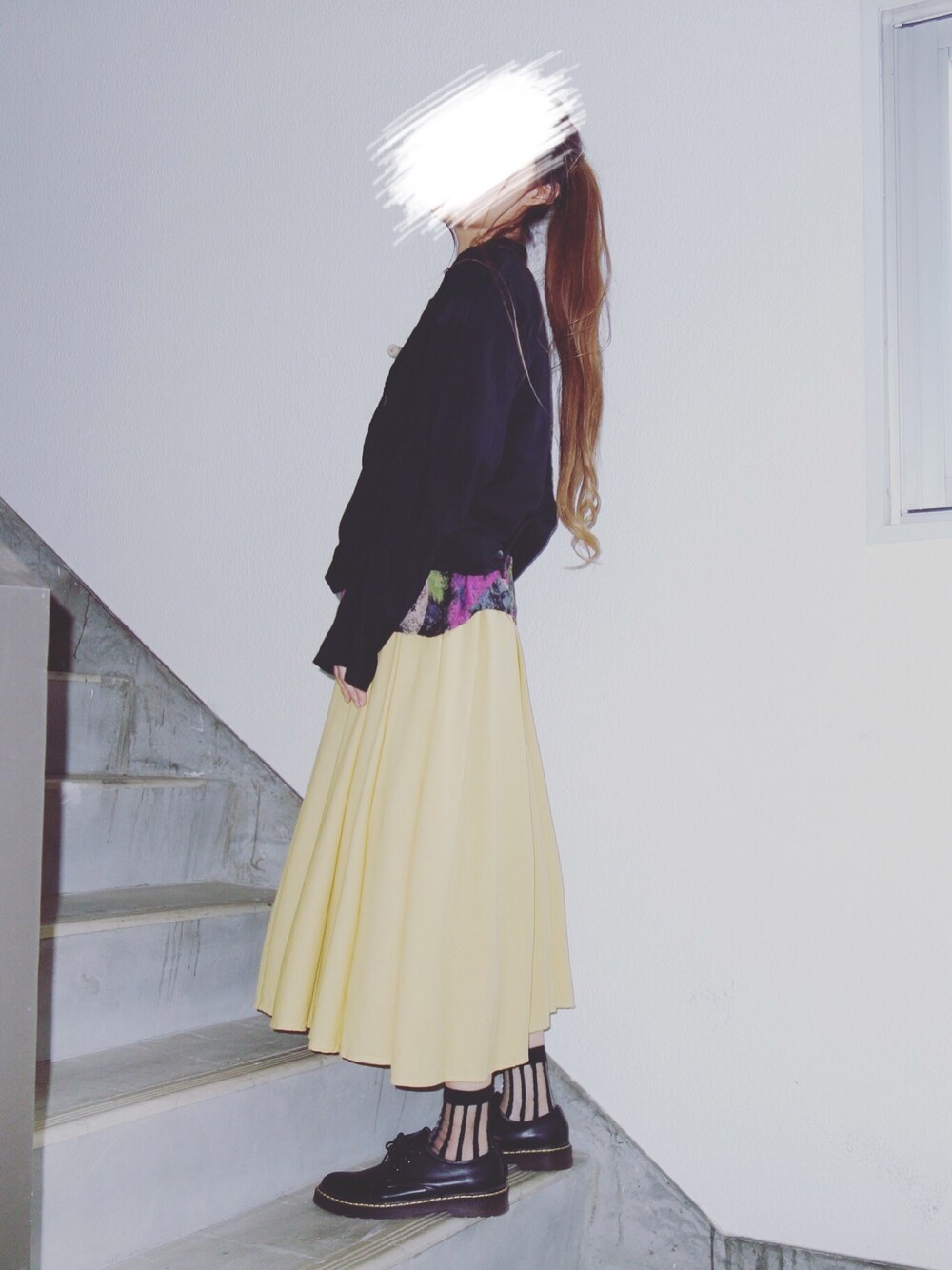 ブラック系のジャケット/アウター、ブラック系のブルゾン、ブラック系のトップスを着用したレディースの秋コーディネートの1枚目の写真