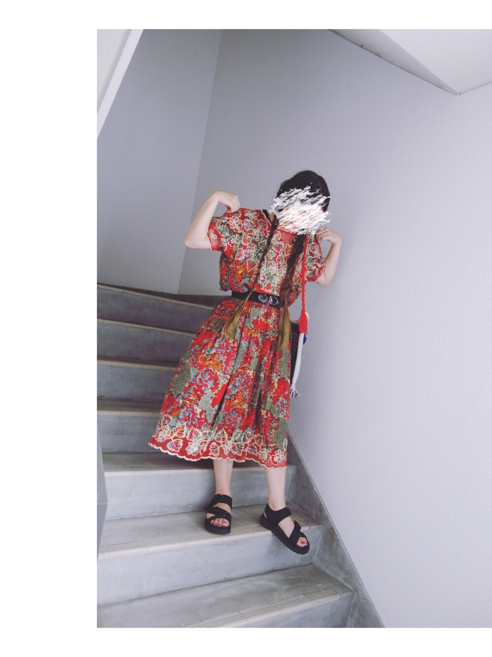 「古着、メルカリ、古着セットアップ、セットアップ、刺繍入り、総柄、柄、柄物、古着コーデ、古着女子」｜「古着のアイテム（セットアップ、レッド系）」を使った、Yotchさん（レディース・163cm）の春コーディネートの1枚目の写真