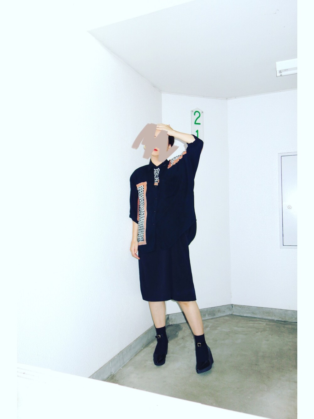「古着、メルカリ、古着シャツ、レーヨンシャツ、柄シャツ、ビッグシャツ、ブラックコーデ、大人古着、古着コーデ、古着女子」｜「古着のアイテム（シャツ/ブラウス、ブラック系）」を使った、Yotchさん（レディース・163cm）の夏コーディネートの1枚目の写真