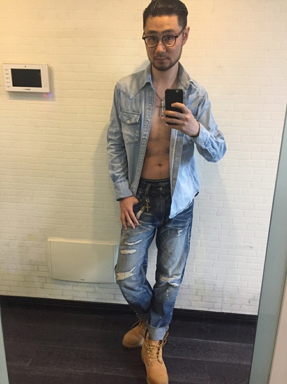 「SauceZhanのアイテム（シャツ/ブラウス、ブルー系）」を使った、喯嘚儿木さん（メンズ・175cm）の春コーディネートの1枚目の写真