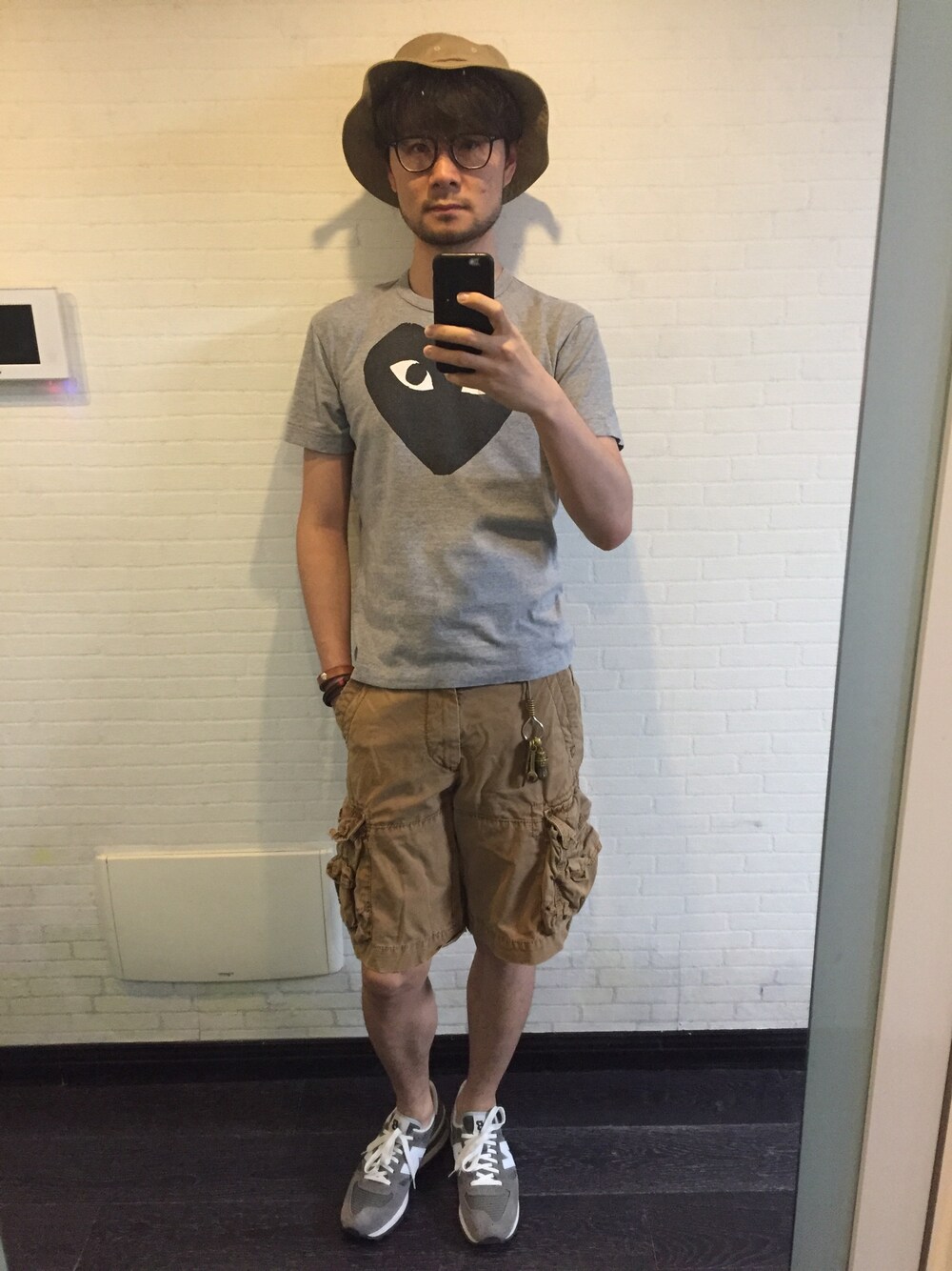「PLAY COMME des GARCONSのアイテム（Tシャツ/カットソー、グレー系）」を使った、喯嘚儿木さん（メンズ・175cm）の夏コーディネートの1枚目の写真