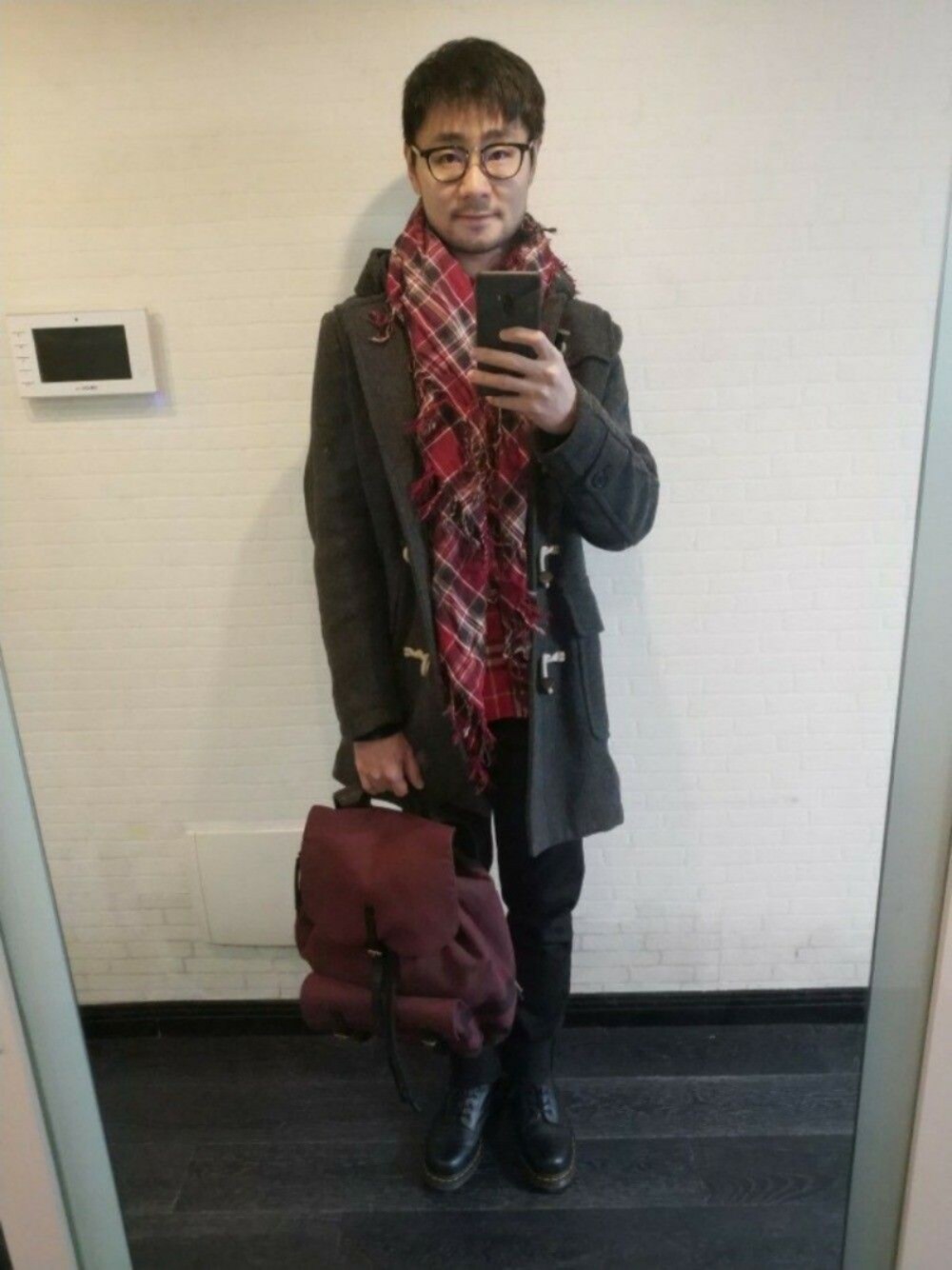 「BURBERRYのアイテム（バックパック/リュック、レッド系）」を使った、喯嘚儿木さん（メンズ・175cm）の冬コーディネートの1枚目の写真