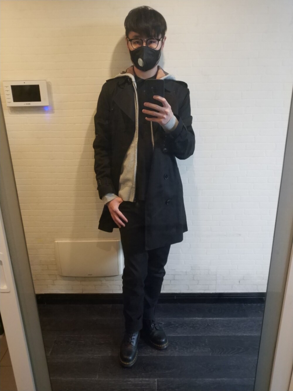 「BURBERRYのアイテム（トレンチコート、ブラック系）」を使った、喯嘚儿木さん（メンズ・175cm）の春コーディネートの1枚目の写真