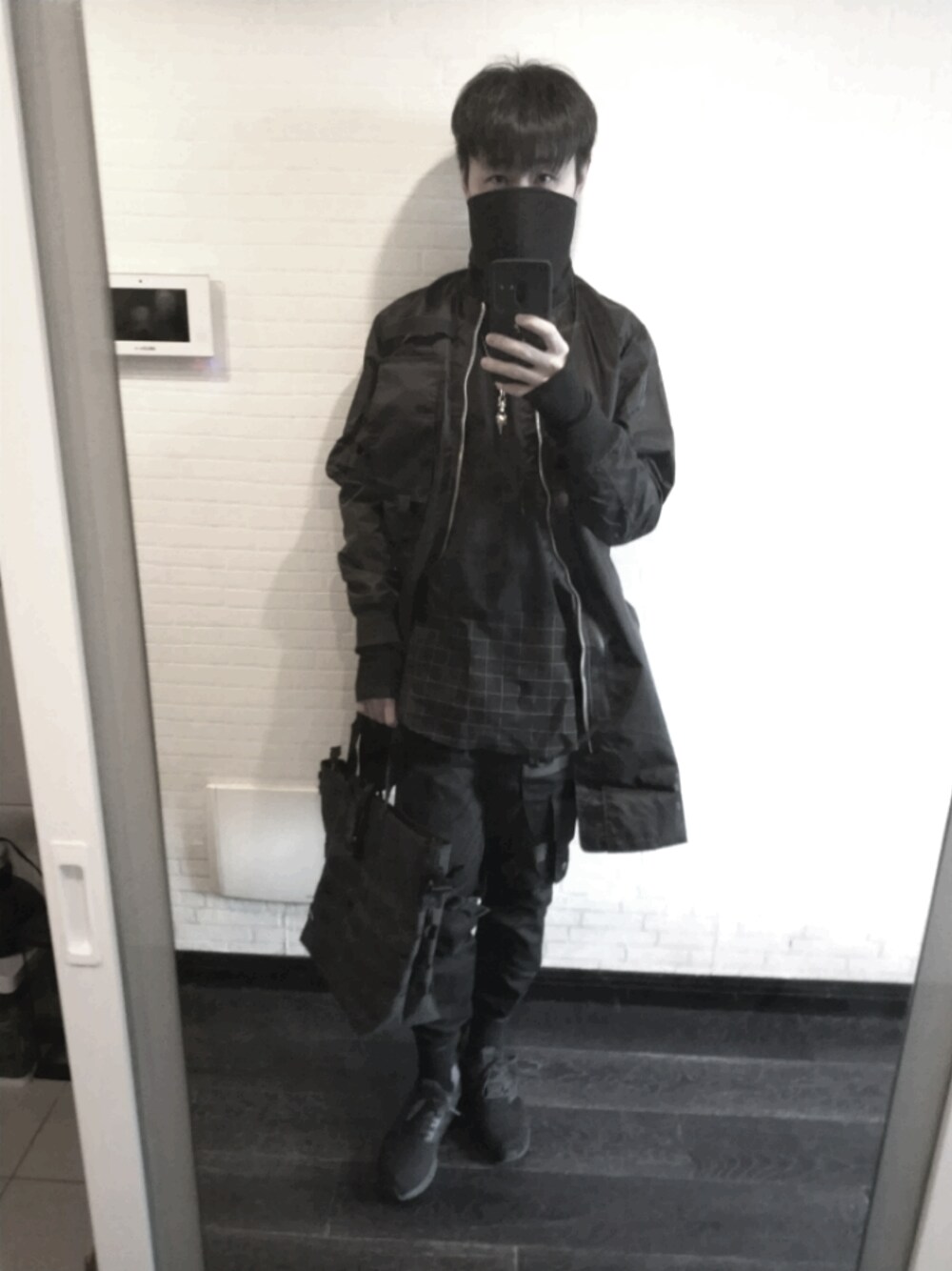 「CHRROTAのアイテム（ネックウォーマー/スヌード、ブラック系）」を使った、喯嘚儿木さん（メンズ・175cm）の春コーディネートの1枚目の写真
