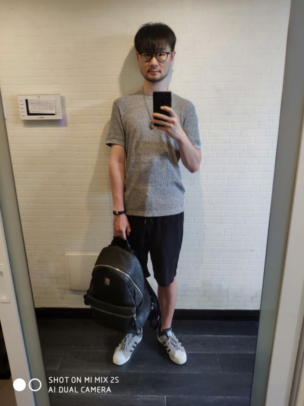 「adidas Originalsのアイテム（スニーカー、グレー系）」を使った、喯嘚儿木さん（メンズ・175cm）の夏コーディネートの1枚目の写真