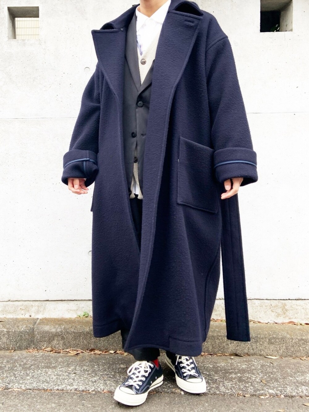 グレー系のチェスターコート、ブラック系のテーラードジャケット、ホワイト系のシャツ/ブラウスを着用したメンズの冬コーディネートの1枚目の写真