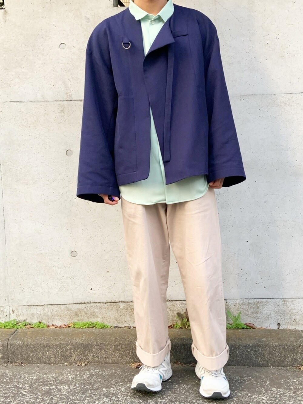 「春コーデ、ペールトーン、パステルカラー、New Balance、ライムグリーン、ノーカラージャケット、春アウター、ライトアウター、大学生、おしゃれさんと繋がりたい」｜「ohtaのアイテム（ノーカラージャケット、ブルー系）」を使った、たみおさん（メンズ・165cm）の春コーディネートの1枚目の写真
