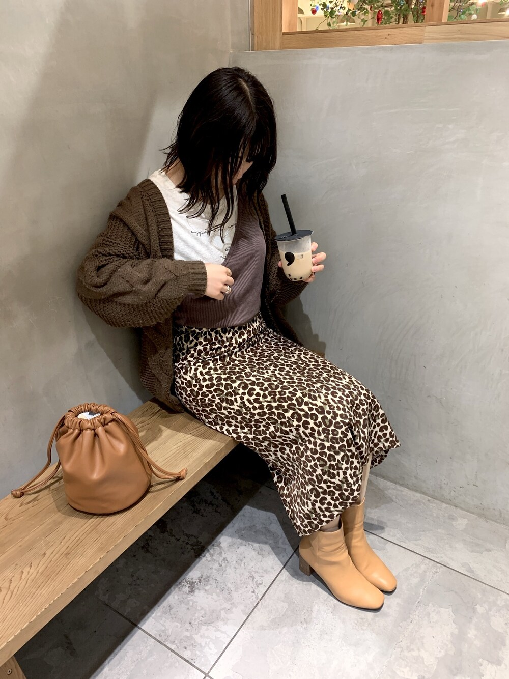 「冬コーデ、プチプラコーデ、ブラウンコーデ、ワンショルダー、レオパードスカート、カーディガン、巾着バッグ、ブーツ、ベージュコーデ、お洒落さんとつながりたい」｜「DHOLICのレオパードロングスカート（スカート、ブラウン系）」を使った、ayuさん（レディース・163cm）の冬コーディネートの1枚目の写真