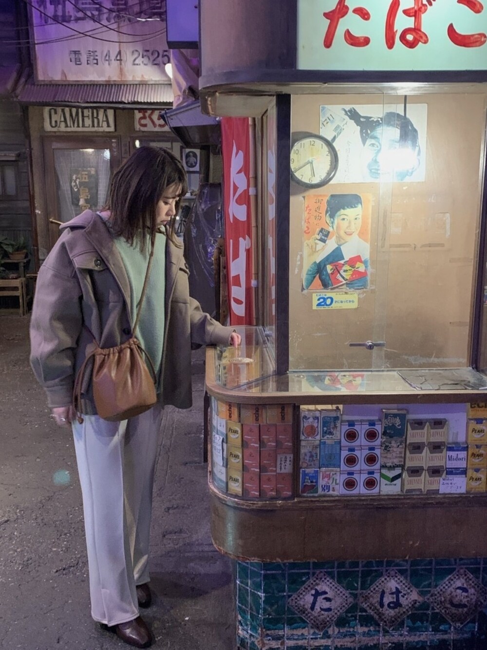 「プチプラコーデ、お洒落さんとつながりたい、オトナカジュアル、CPOジャケット、ミントグリーン、グリーンニット、ホワイトパンツ、ブーツ、スクエアブーツ、巾着バッグ」｜「LIANのオーバーサイズCPOジャケット（ブルゾン、ベージュ系）」を使った、ayuさん（レディース・163cm）の冬コーディネートの1枚目の写真