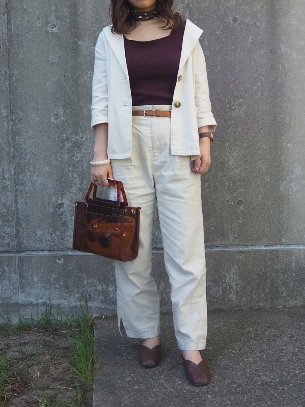 ブラウン系のショルダーバッグ、ブラウン系のサンダル、ホワイト系のその他パンツを着用したレディースの春コーディネートの1枚目の写真