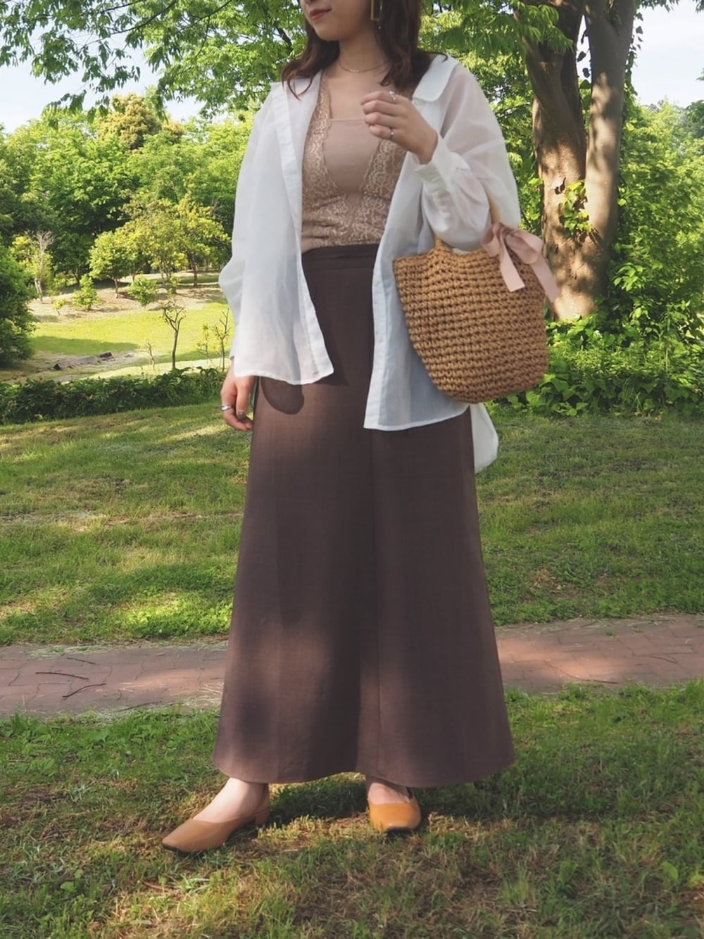 「プチプラコーデ、ootd、オトナカジュアル、シャツスタイル、リネンスカート、かごバッグ、ベージュコーデ、春夏コーデ、シースルー、きれいめカジュアル」｜「しまむらのアイテム（スカート、ブラウン系）」を使った、ayuさん（レディース・163cm）の春コーディネートの1枚目の写真