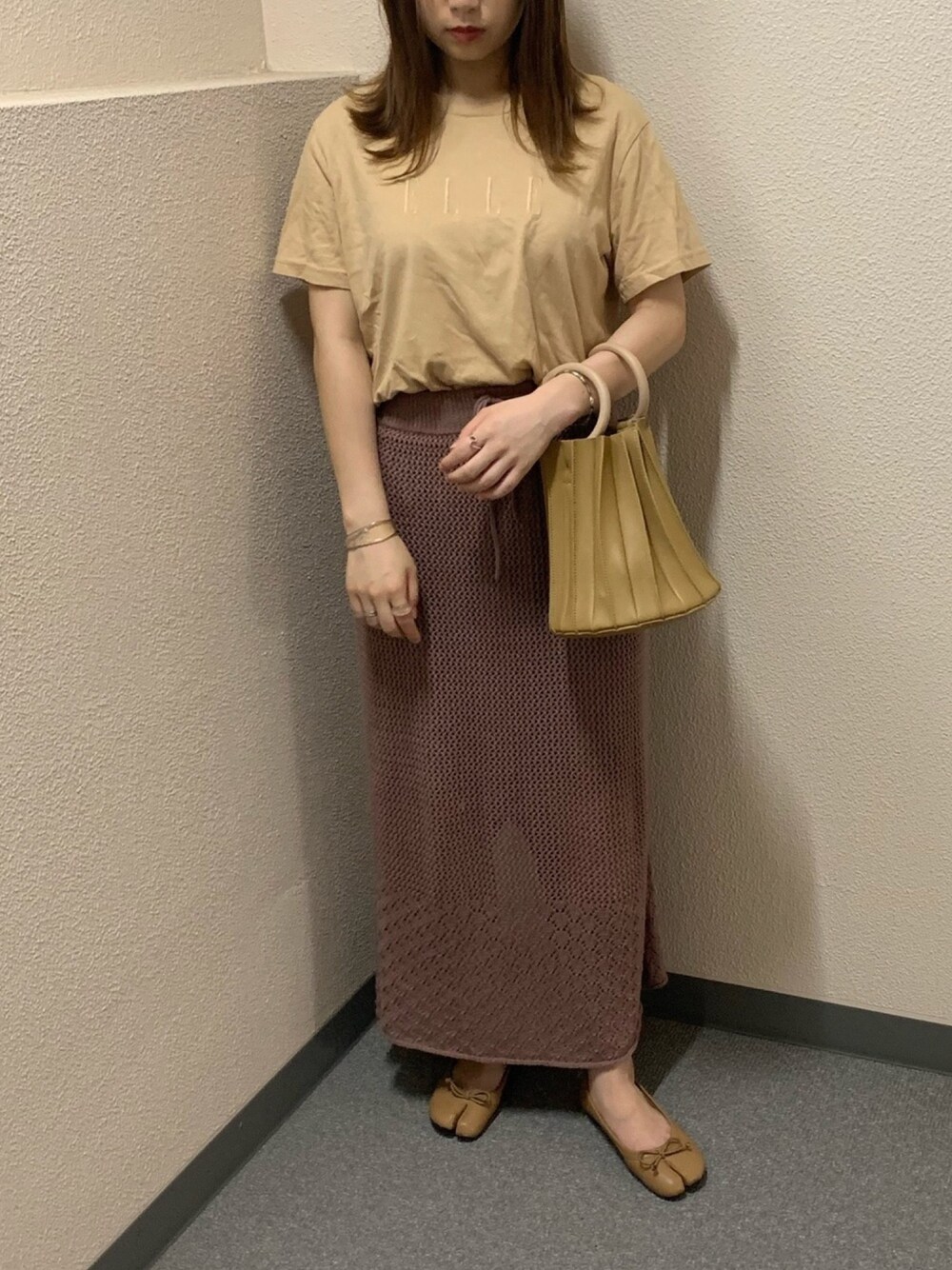 ブラウン系のスカート、ベージュ系のパンプス、ベージュ系のTシャツ/カットソーを着用したレディースの夏コーディネートの1枚目の写真