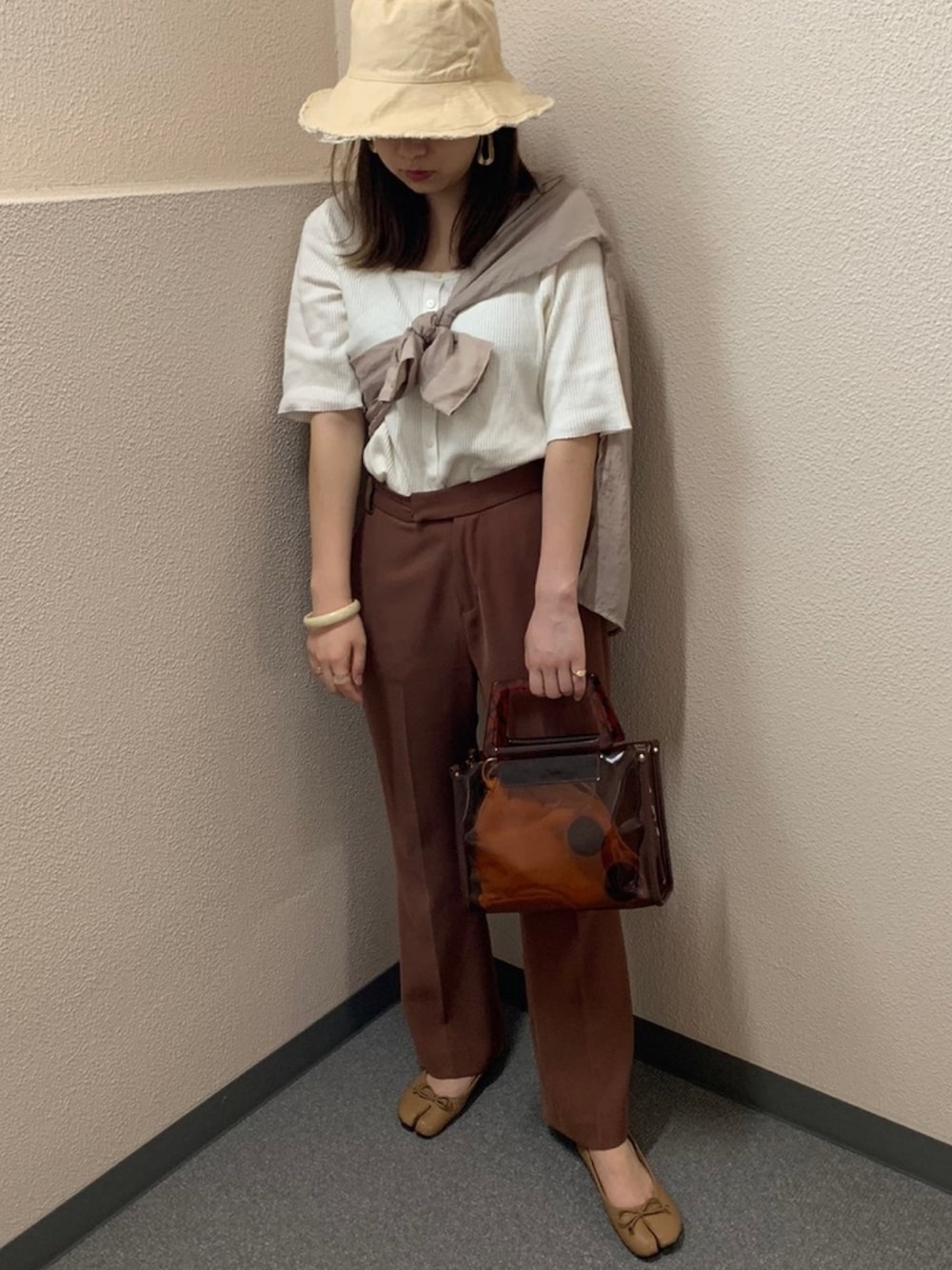 ブラウン系のショルダーバッグ、ブラウン系のその他パンツ、ベージュ系のパンプスを着用したレディースの夏コーディネートの1枚目の写真