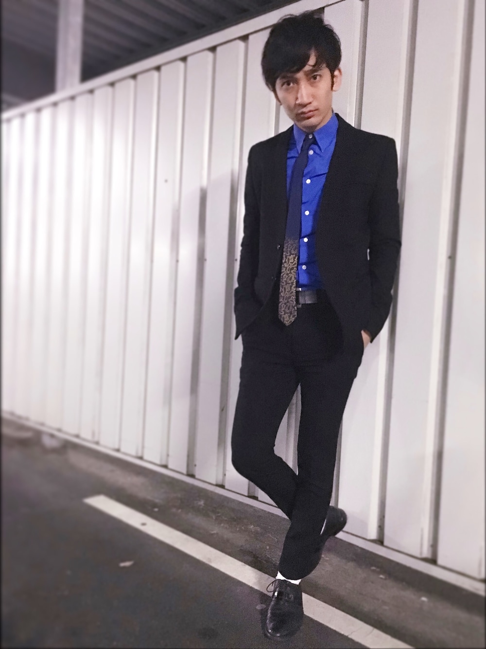 「スーツスタイル、セットアップ、public image、ACNE、GIVENCHY、MIHARAYASUHIRO、フォーマル」｜「PUBLIC IMAGEのPUBLIC IMAGEの比翼セットアップ。（セットアップ、ブラック系）」を使った、桜井 雅斗(吉本新喜劇/FM大阪DJ)さん（メンズ・175cm）の冬コーディネートの1枚目の写真