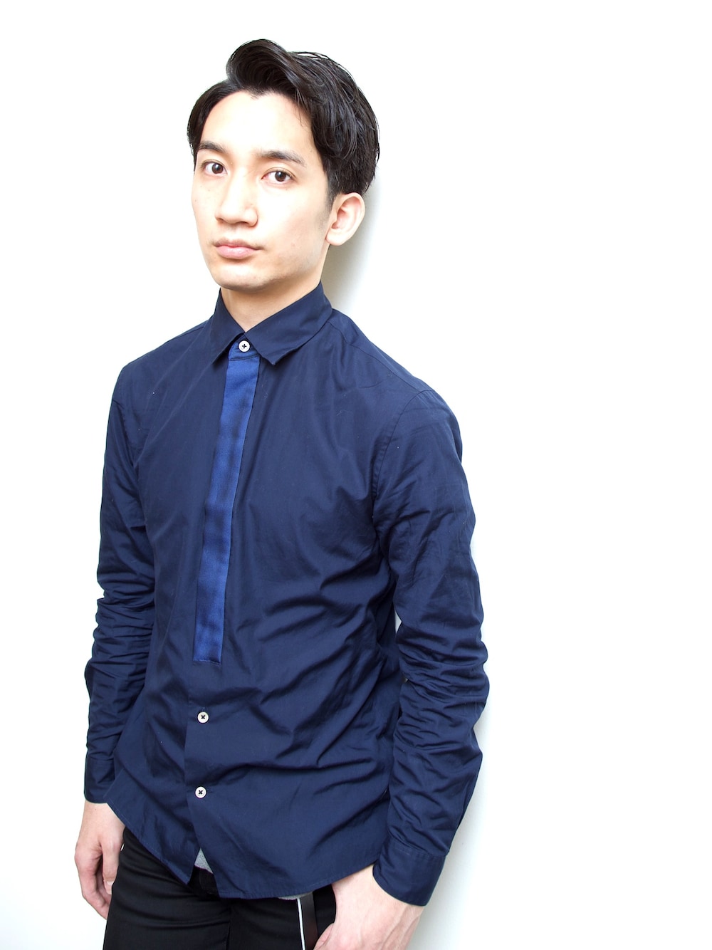 「knot、シャツスタイル、シャツ、青、ブルー、きれいめカジュアル、シンプル、春コーデ」｜「EDITIONのKNOTT MEN ネクタイディテールシャツ（シャツ/ブラウス、ブルー系）」を使った、桜井 雅斗(吉本新喜劇/FM大阪DJ)さん（メンズ・175cm）の春コーディネートの1枚目の写真
