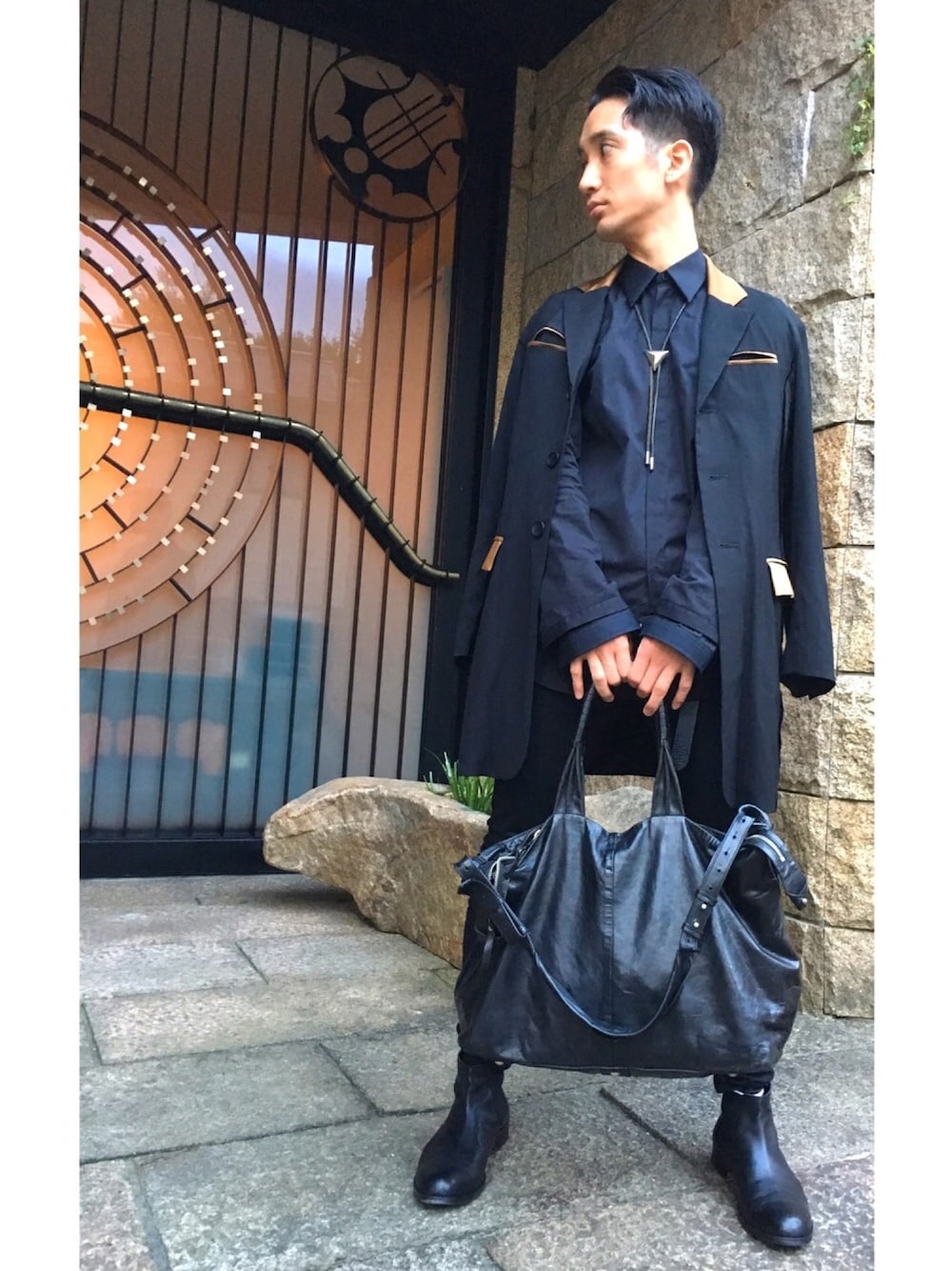 「liberum arbitrium、GIVENCHY、JOHN LAWRENCE SULLIVAN、PADRONE、ブラック、モノトーン、秋コーデ、スキニーデニム、cornelian taurus、ジャケット」｜「GIVENCHYのアイテム（シャツ/ブラウス、ブラック系）」を使った、桜井 雅斗(吉本新喜劇/FM大阪DJ)さん（メンズ・175cm）の秋コーディネートの1枚目の写真
