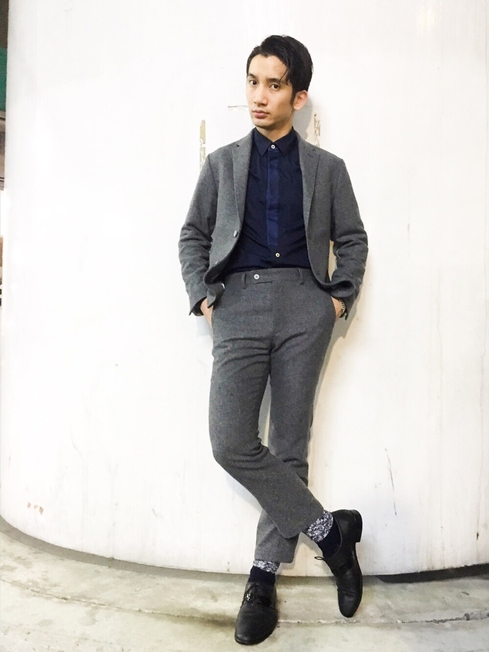 「KOE、koethombrowne、コエ(KOE)、THOMBROWNE、スーツスタイル、セットアップ、グレー、knot、GIVENCHY」｜「EDITIONのKNOTT MEN ネクタイディテールシャツ（シャツ/ブラウス、ブルー系）」を使った、桜井 雅斗(吉本新喜劇/FM大阪DJ)さん（メンズ・175cm）の秋コーディネートの1枚目の写真