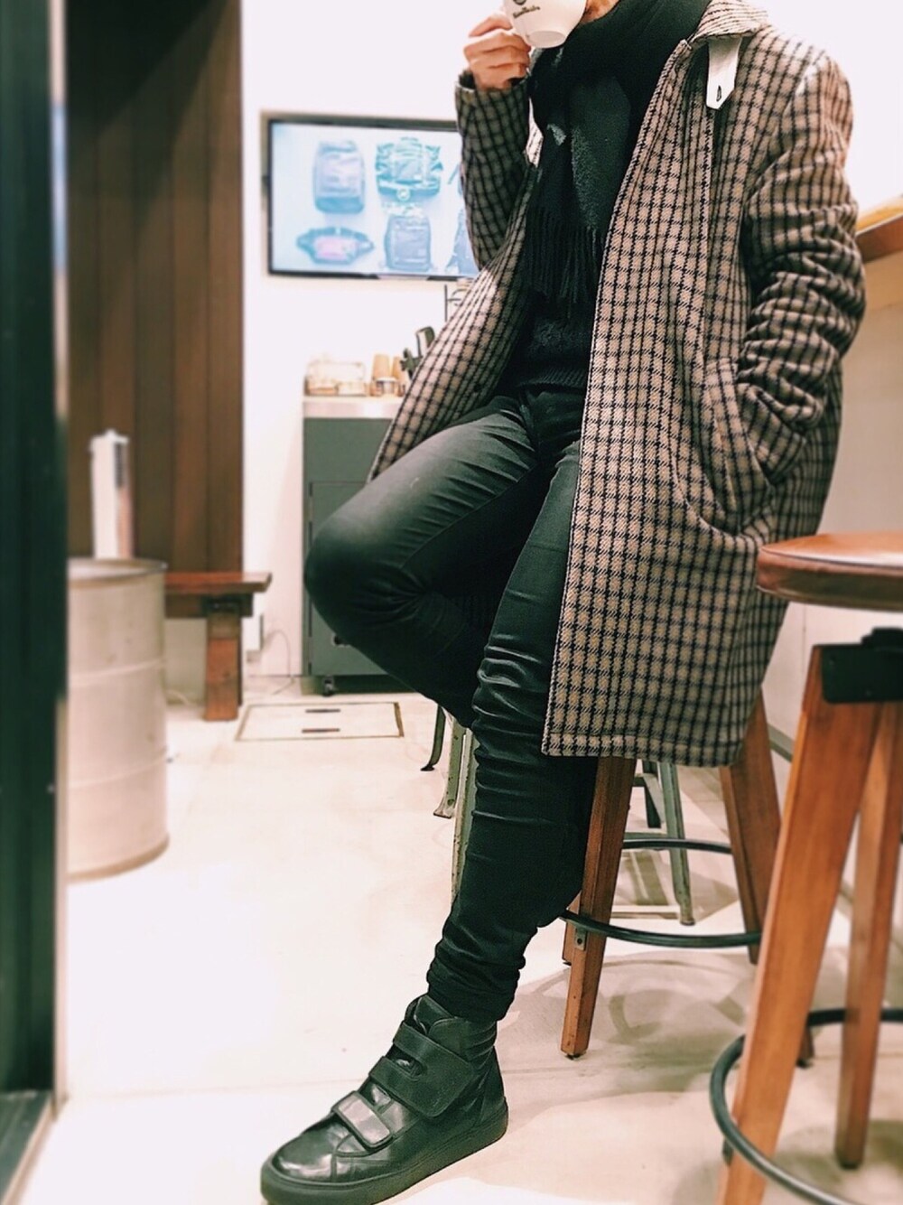 「ACNE、AcneStudios、RAF SIMONS、ビッグシルエット、スキニーデニム、黒スキニー、ootd、スニーカーコーデ、ゆるコーデ、チェック」｜「Acne Studiosのアイテム（その他アウター、その他）」を使った、桜井 雅斗(吉本新喜劇/FM大阪DJ)さん（メンズ・175cm）の冬コーディネートの1枚目の写真