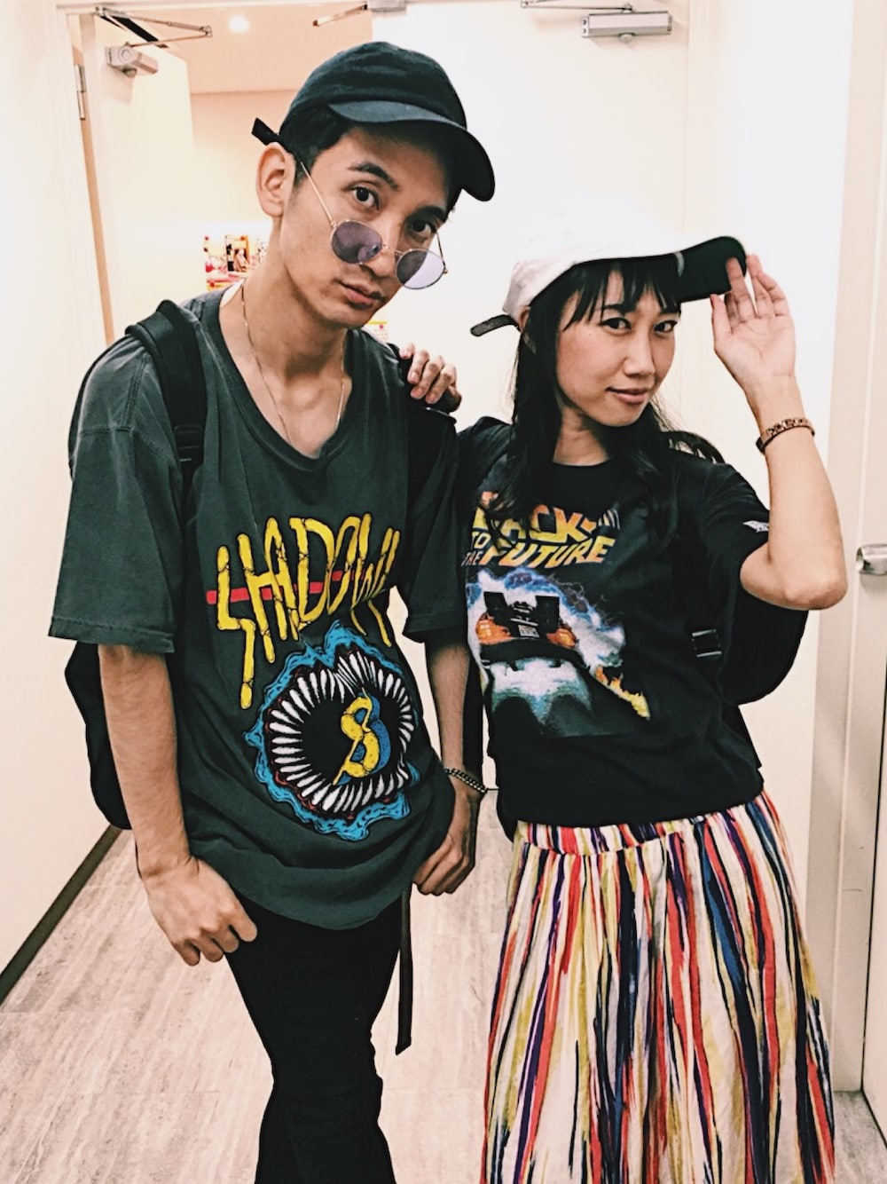 「バンT、バンドT、モノトーン、キャップ、黒、黒スキニー、黒キャップ、カップル、サングラス」｜「バンドTシャツのアイテム（Tシャツ/カットソー、グレー系）」を使った、桜井 雅斗(吉本新喜劇/FM大阪DJ)さん（メンズ・175cm）の夏コーディネートの1枚目の写真