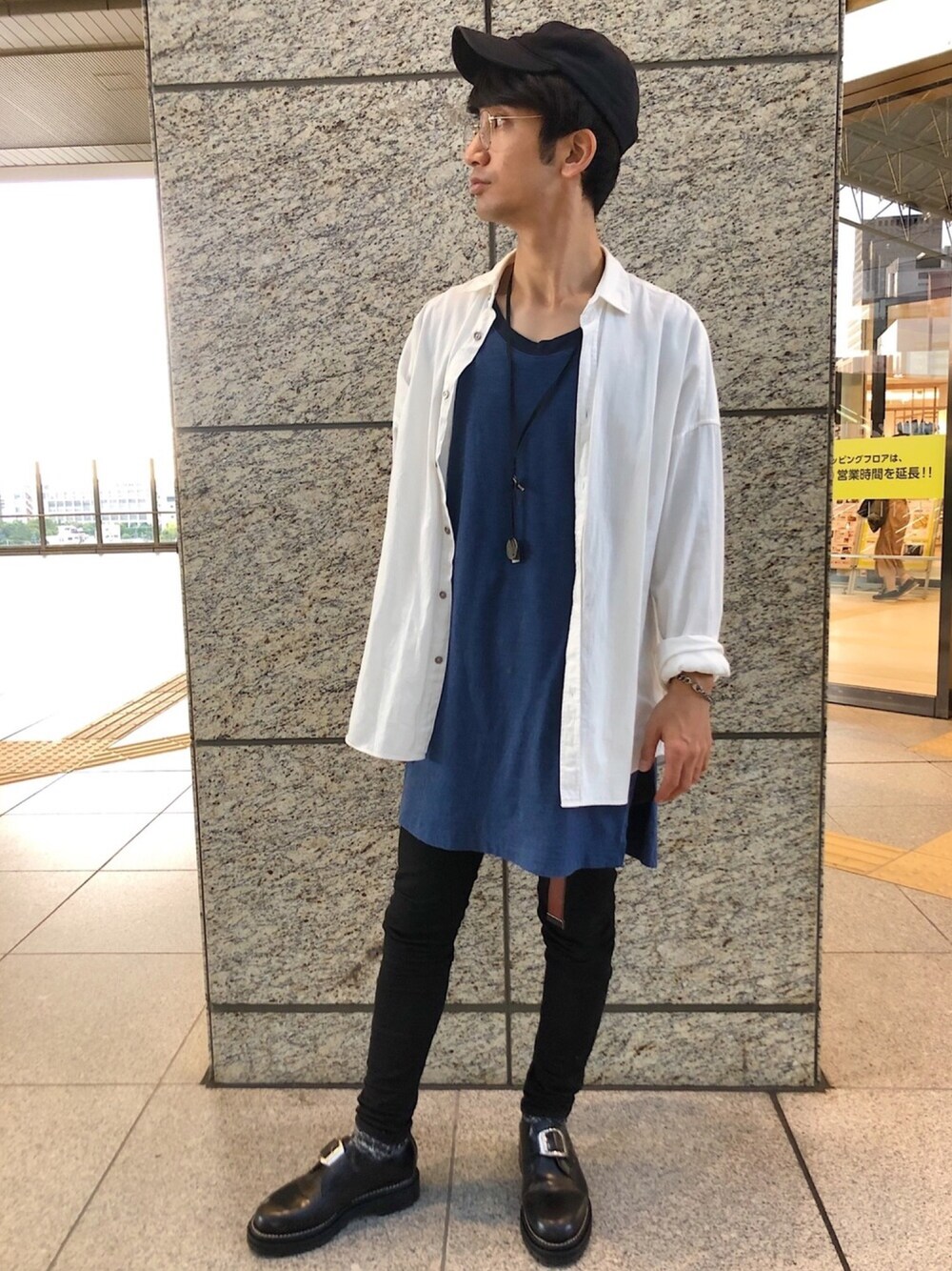 「カジュアル、秋コーデ、オーバーサイズ、ビッグシルエット、UNIQLO、JOHN LAWRENCE SULLIVAN、soe、licht bestreben、黒スキニー、クラシックメガネコーデ」｜「JOHN LAWRENCE SULLIVANのJOHN LAWRENCE SULLIVAN オーバーサイズデニムシャツ（シャツ/ブラウス、ホワイト系）」を使った、桜井 雅斗(吉本新喜劇/FM大阪DJ)さん（メンズ・175cm）の秋コーディネートの1枚目の写真