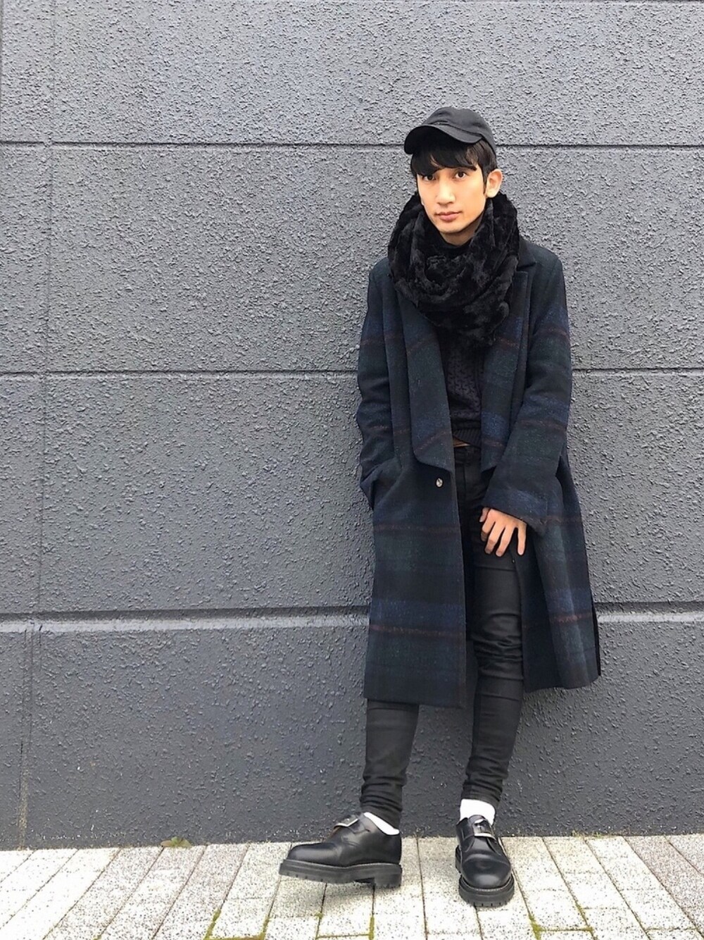 その他のジャケット/アウター、ブラック系のドレスシューズ、ブラック系のデニムパンツを着用したメンズの冬コーディネートの1枚目の写真