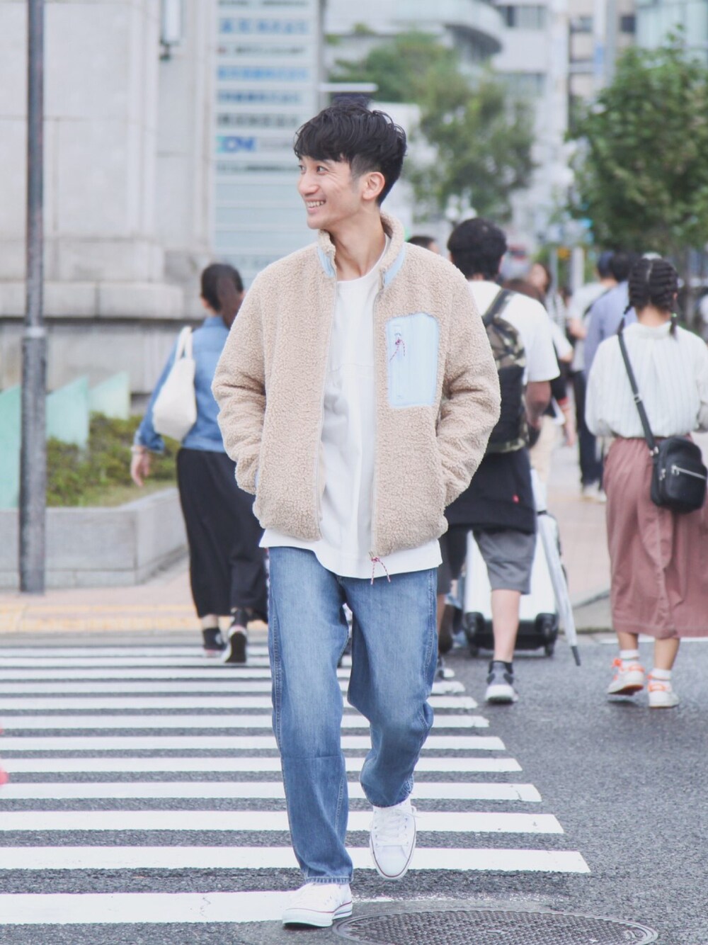 「ゆるコーデ、カジュアルコーデ、オトナカジュアル、プチプラコーデ、ユニクロ、UNIQLO、ユニクロコーデ、コンバース、converse、ワイドデニム」｜「UNIQLOのアイテム（ブルゾン、ベージュ系）」を使った、桜井 雅斗(吉本新喜劇/FM大阪DJ)さん（メンズ・175cm）の秋コーディネートの1枚目の写真