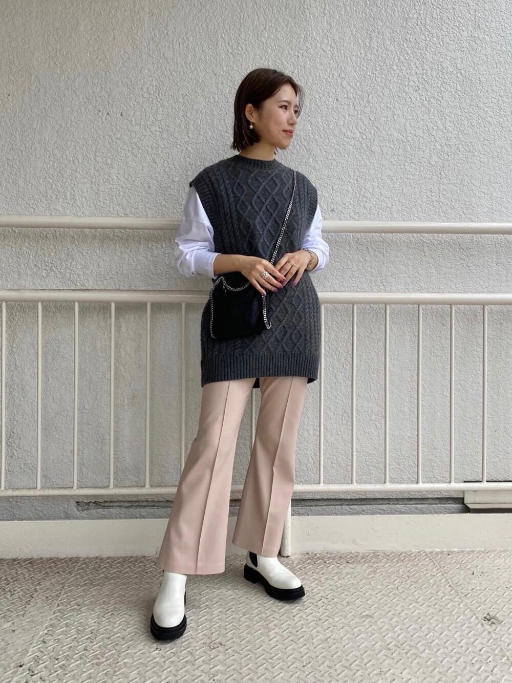 ホワイト系のTシャツ/カットソー、ピンク系のその他パンツ、グレー系のベストを着用したレディースの秋コーディネートの1枚目の写真