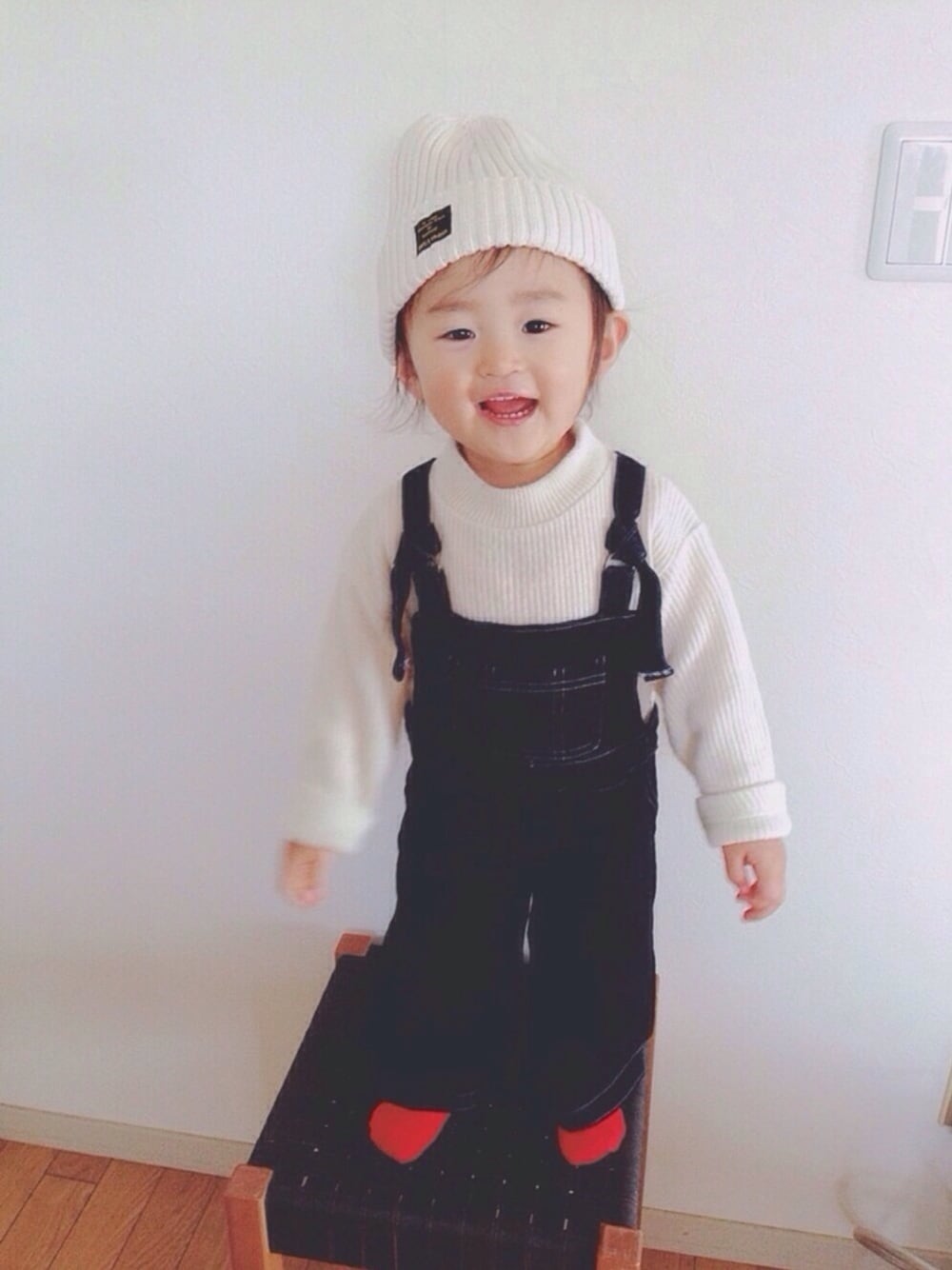 ホワイト系のTシャツ/カットソー、ブルー系のサロペット/オーバーオール、ブルー系のサロペット/オーバーオールを着用したキッズの冬コーディネートの1枚目の写真