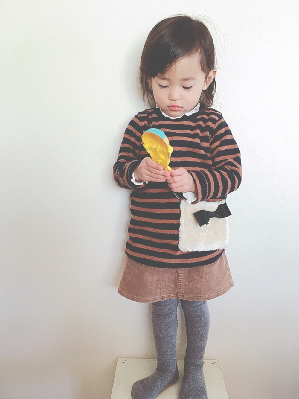 ホワイト系のTシャツ/カットソー、ブルー系のスウェット、ブラウン系のスカートを着用したキッズの冬コーディネートの1枚目の写真