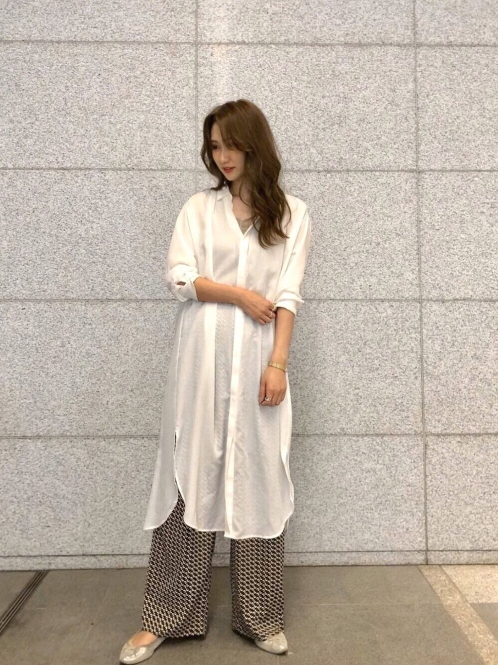 「シンプル、オトナカジュアル、パンツスタイル、ラクチンコーデ、休日スタイル、ワイドパンツ、おうちファッション、シャツワンピ、シャツスタイル、ロングワンピース」｜「ROPE' PICNICのキュプラ混ロングシャツワンピース（シャツワンピース、ホワイト系）」を使った、ayaka.さん（レディース・162cm）の春コーディネートの1枚目の写真