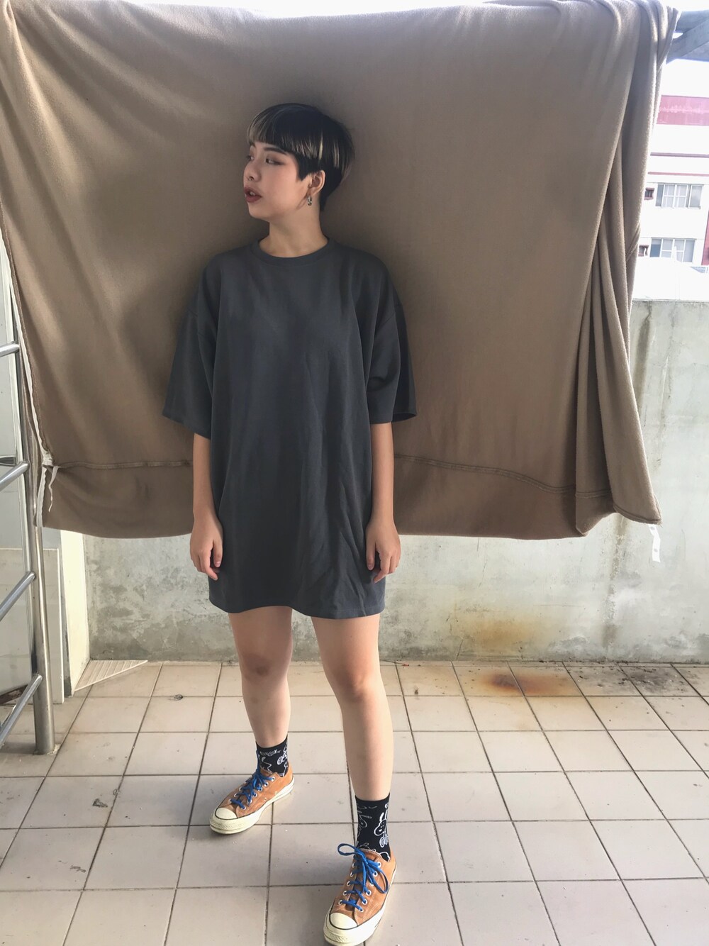 「休閒搭配、converse、oversize、宽松、ootd」｜「control tapeのアイテム（Tシャツ/カットソー、グレー系）」を使った、Skyēさん（レディース・168cm）の夏コーディネートの1枚目の写真