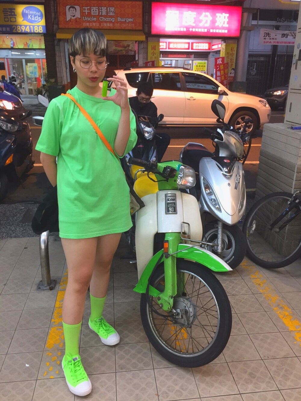 「螢光綠、同色系穿搭、ootd、converse」｜「control tapeのアイテム（Tシャツ/カットソー、グリーン系）」を使った、Skyēさん（レディース・168cm）の夏コーディネートの1枚目の写真