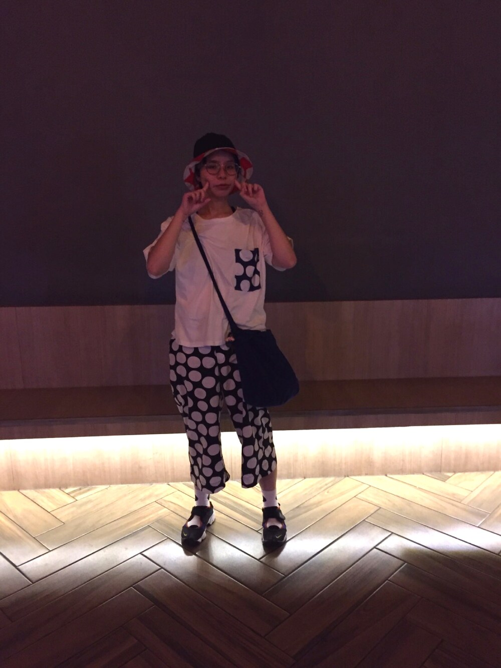 「ootd、水玉、圓點、點點、點點褲、漁夫帽、電影院、寄生虫、忍者鞋」｜「UNIQLOのアイテム（Tシャツ/カットソー、ホワイト系）」を使った、Skyēさん（レディース・168cm）の夏コーディネートの1枚目の写真