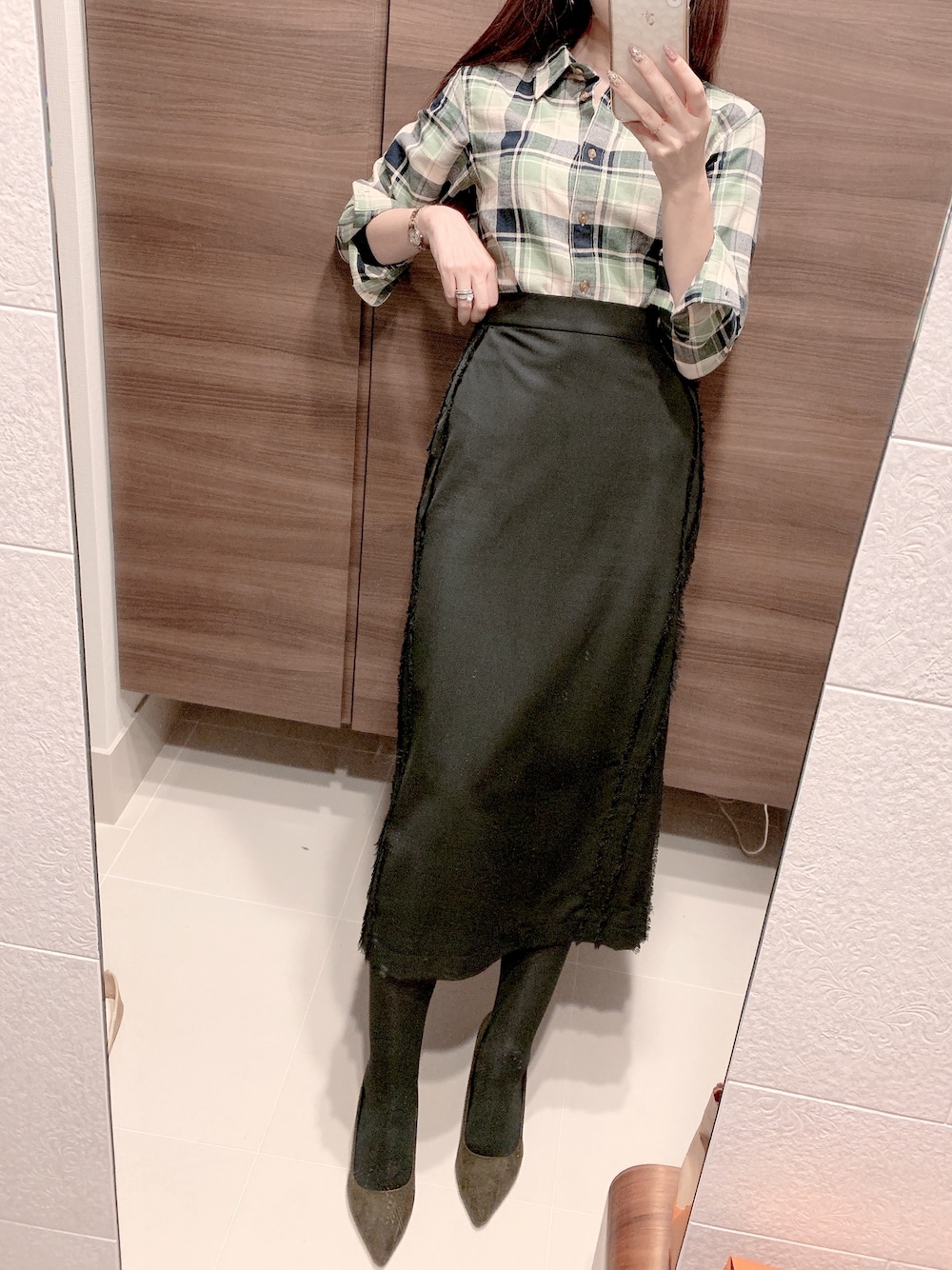 「ネルシャツチェック、黒タイトスカート、ヒールパンプス、大人カジュアル、仕事着、アダムエロペ(ADAM ET ROPE')、UNIQLOネルシャツ」｜「ADAM ET ROPE'のアイテム（スカート、ブラック系）」を使った、taroさん（レディース・157cm）の秋コーディネートの1枚目の写真