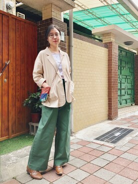 「UNIQUE（ユニーク）のアイテム（パンツ）」を使った、Vanessa Zhangさん（レディース・162cm）の秋コーディネート