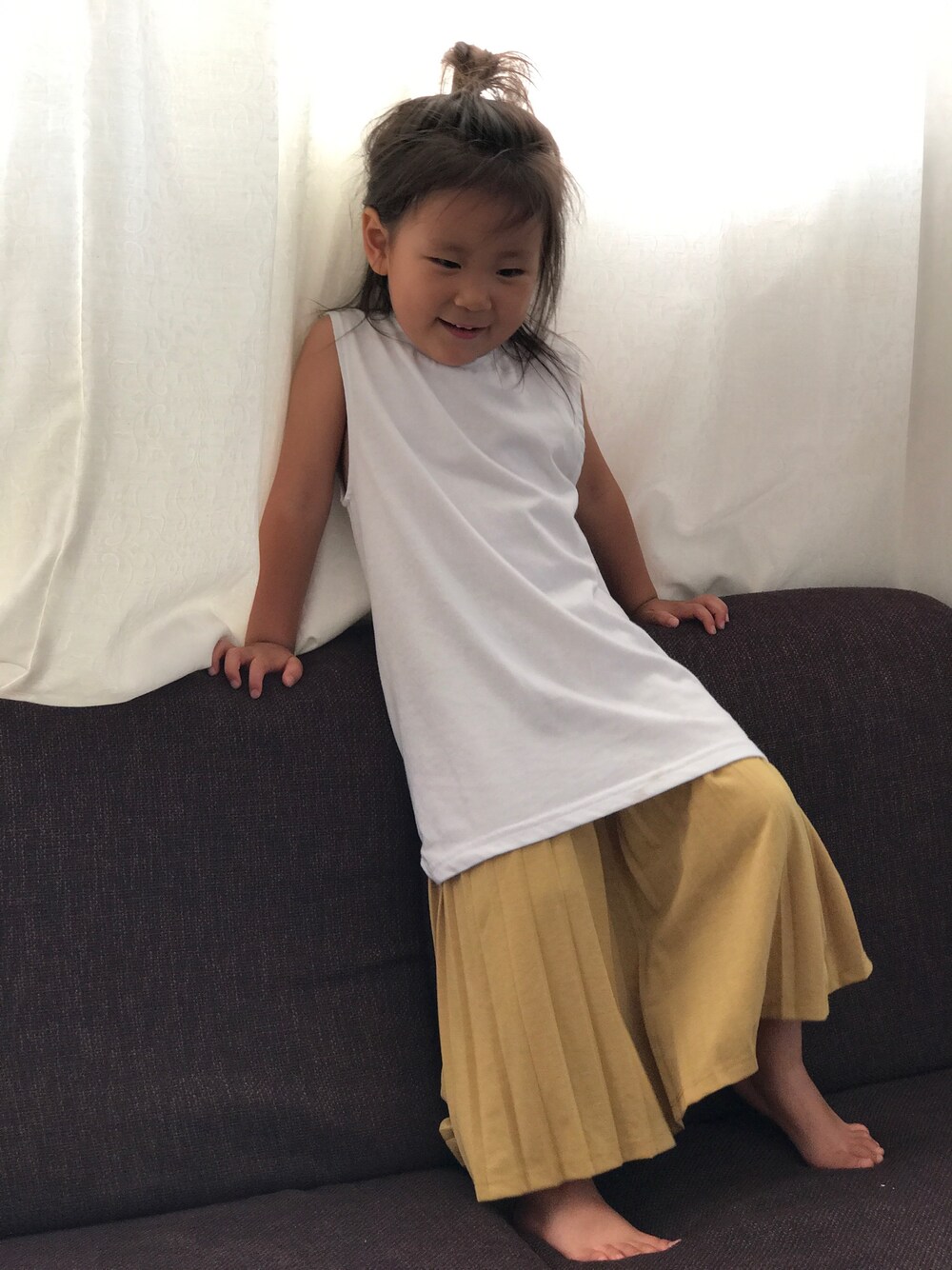 ホワイト系のTシャツ/カットソー、イエロー系のスカートを着用したキッズの夏コーディネートの1枚目の写真