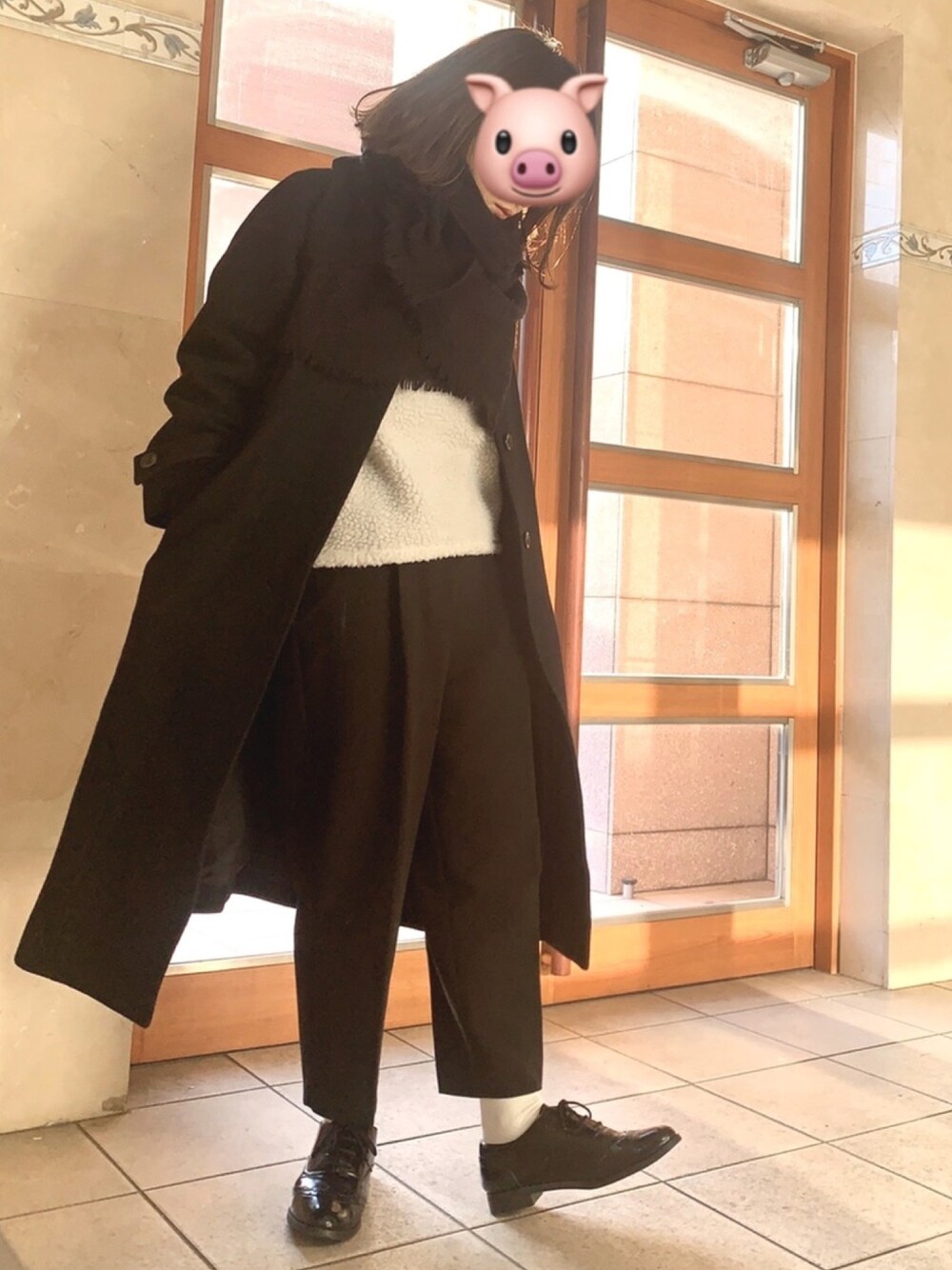 「モノトーン、ローファー、シロソックス、もこもこ」｜「MOUSSYのSMOOTH STOLE（ストール/ショール、ブラック系）」を使った、酢豚さん（レディース・158cm）の冬コーディネートの1枚目の写真