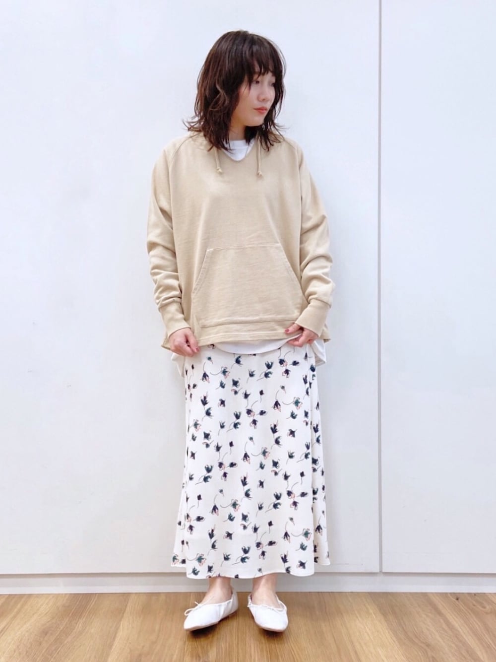 「アパートバイローリーズ、apartbylowrys、オトナカジュアル、バレエシューズ、春コーデ、スウェット、花柄、ロンT、レイヤードスタイル、カジュアル」｜「A part byのCoウラケキーネックPO 910051（スウェット、ベージュ系）」を使った、kahoさん（レディース・156cm）の冬コーディネートの1枚目の写真