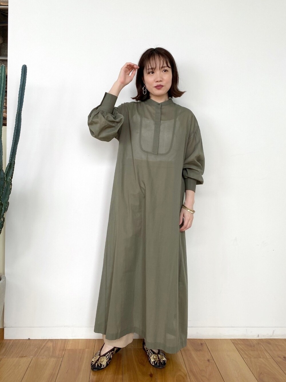 ブルー系のワンピース、ベージュ系のその他パンツ、ブラック系のバレエシューズを着用したレディースの夏コーディネートの1枚目の写真