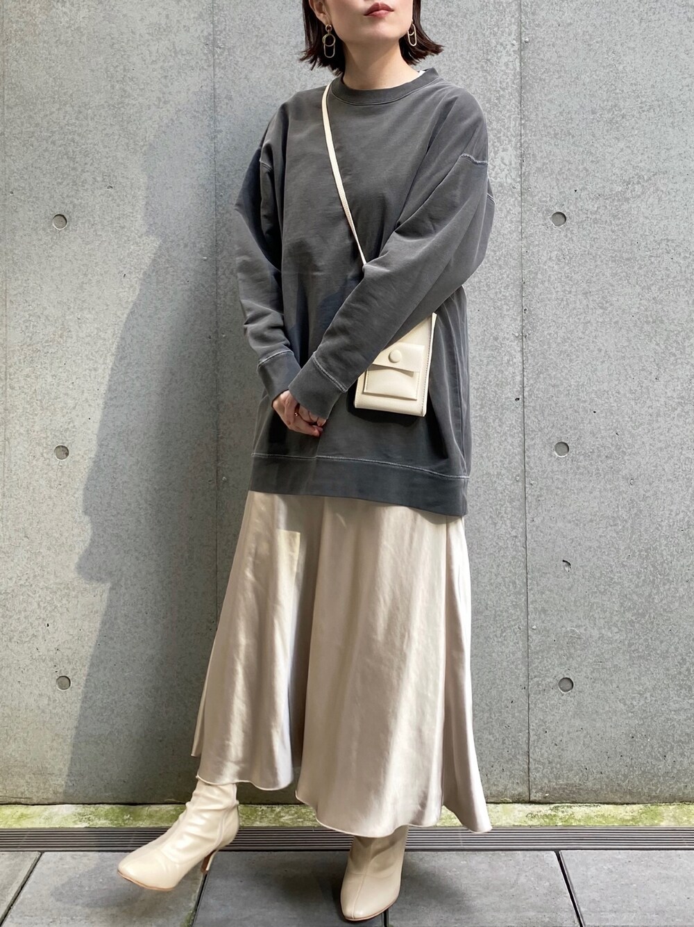 「アパートバイローリーズ、apartbylowrys、秋のマイ旬スタイル、シンプル、秋服、オトナカジュアル、カジュアル、スウェット、ショルダーバッグ、スカート」｜「A part byのCoウラケルーズスウェット 918325（スウェット、グレー系）」を使った、kahoさん（レディース・156cm）の秋コーディネートの1枚目の写真