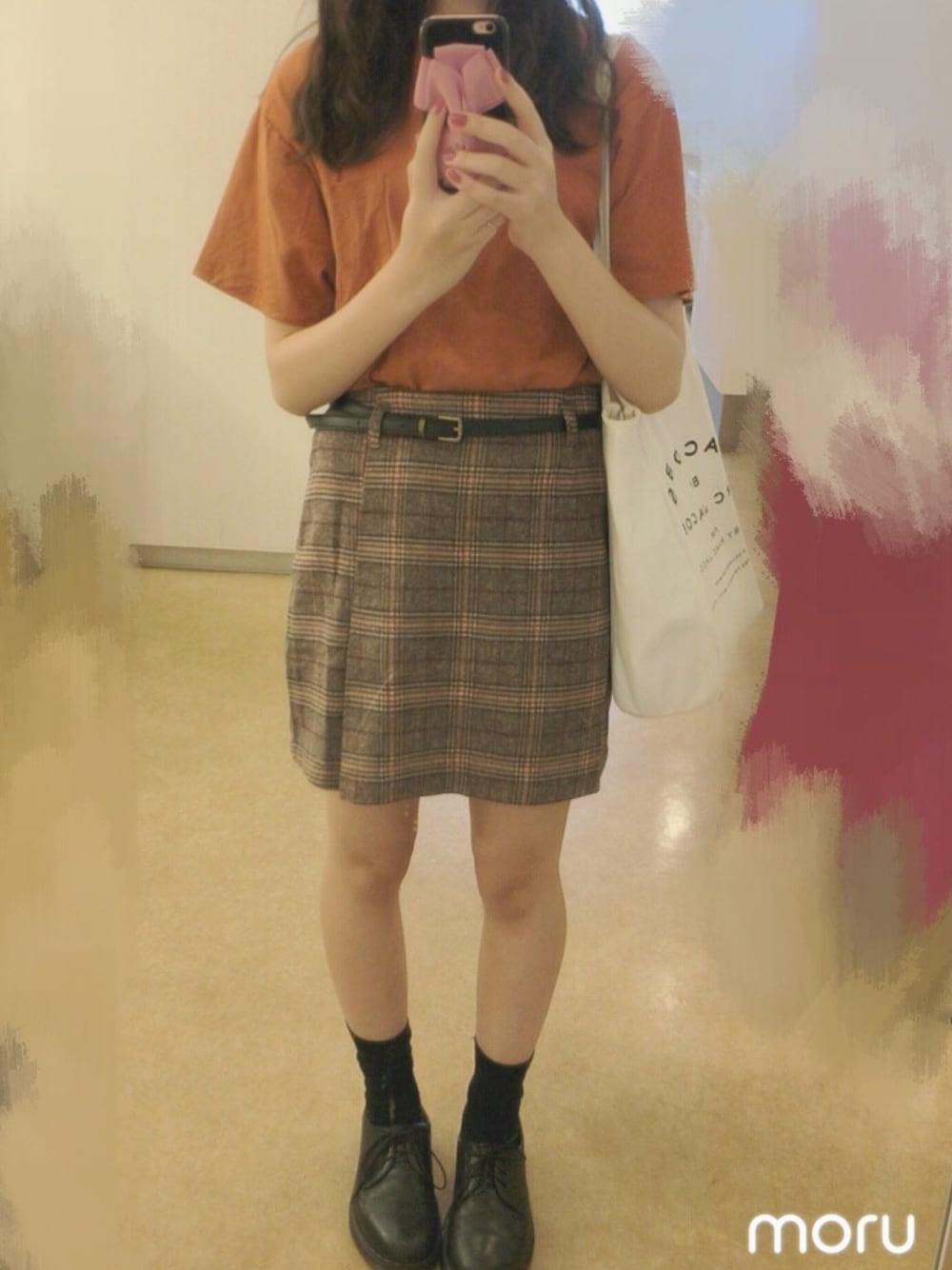 「カジュアル、プチプラコーデ、ワントーンコーデ、大学生、シンプル、おしゃれさんと繋がりたい、ブラウン」｜「GRLのベルト付きチェックスカート（スカート、ブラウン系）」を使った、m o e .さん（レディース・158cm）の秋コーディネートの1枚目の写真
