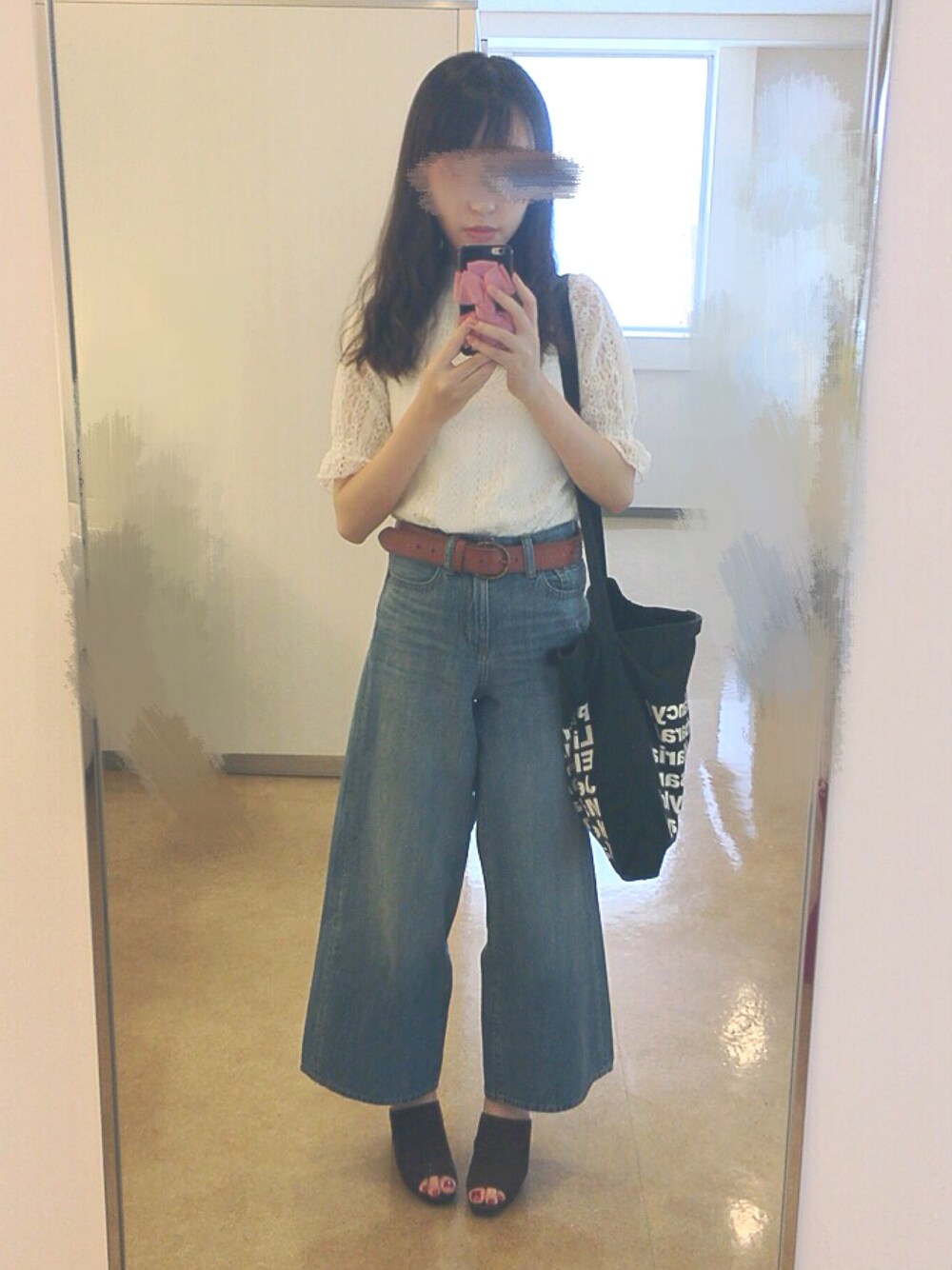 「秋のコーデ、シンプルコーデ、大人カジュアル、ラクチンコーデ、プチプラコーデ、UNIQLO、大学生、おしゃれさんと繋がりたい、レーストップス、デニム」｜「UNIQLOのハイライズワイドジーンズ＋（デニムパンツ、ブルー系）」を使った、m o e .さん（レディース・158cm）の秋コーディネートの1枚目の写真