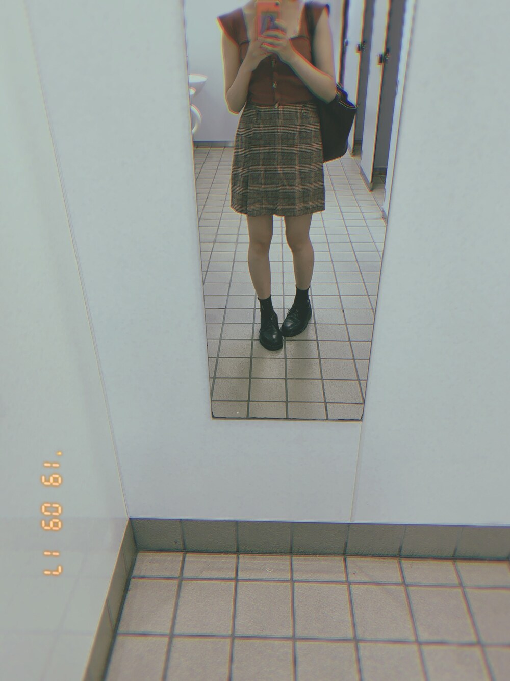 「秋冬コーデ、オトナ女子、きれいめカジュアル、プチプラ、おしゃれさんと繋がりたい、大人コーデ、カジュアルコーデ、秋のコーデ、くすみカラー、大人ガーリー」｜「Dr. Martensのアイテム（ブーツ、ブラック系）」を使った、m o e .さん（レディース・158cm）の秋コーディネートの1枚目の写真