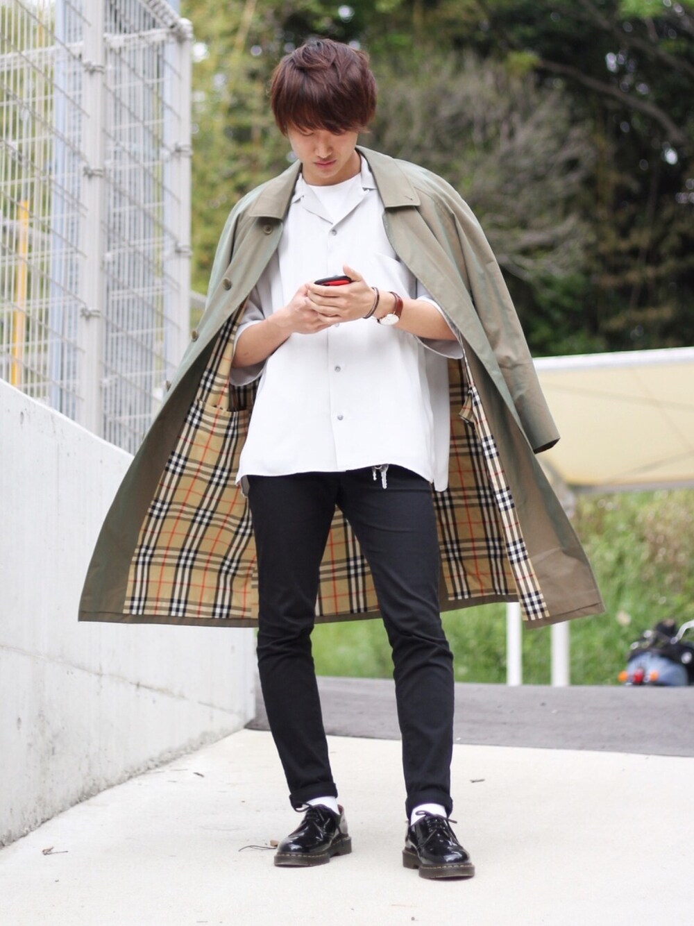 「秋のブラウンスタイル、秋コーデ、カジュアルコーデ、burberry、ステンカラーコート、スキニー、古着、Dr.Martens、GU、みんみん」｜「BURBERRYのアイテム（ステンカラーコート、グリーン系）」を使った、みんみんさん（メンズ・173cm）の秋コーディネートの1枚目の写真